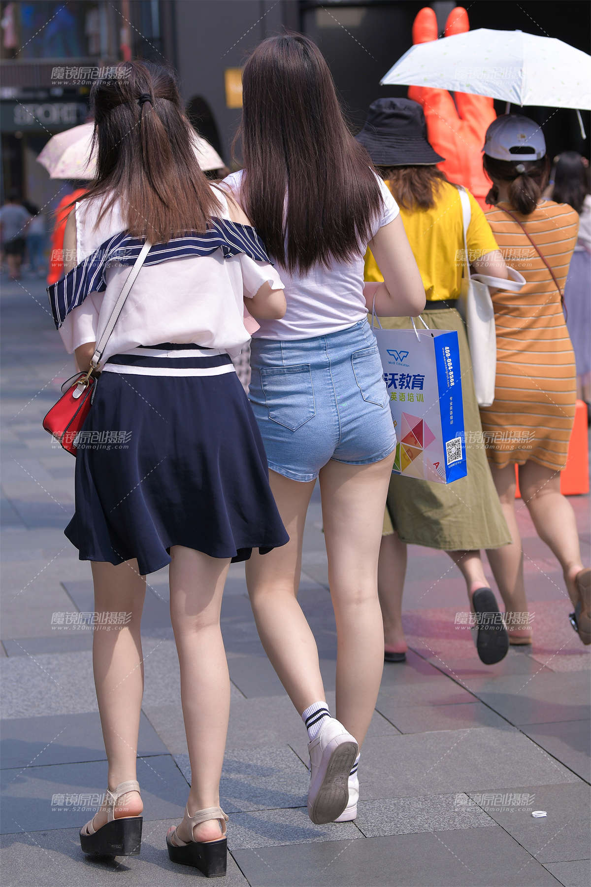 图片[2]-【视觉冲击赛贴】看着令人很舒服热裤大白腿MM-日更街拍