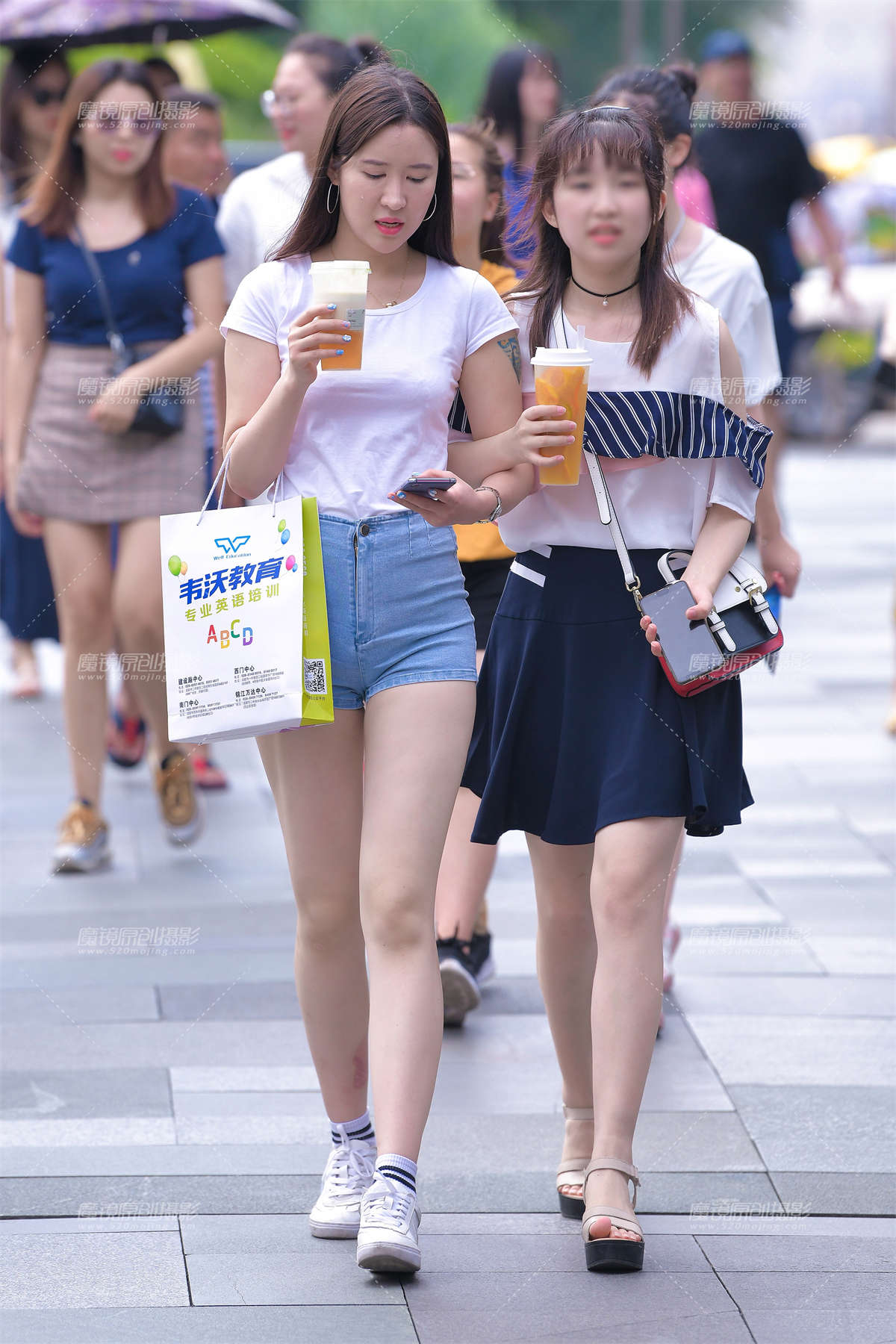 【视觉冲击赛贴】看着令人很舒服热裤大白腿MM-日更街拍