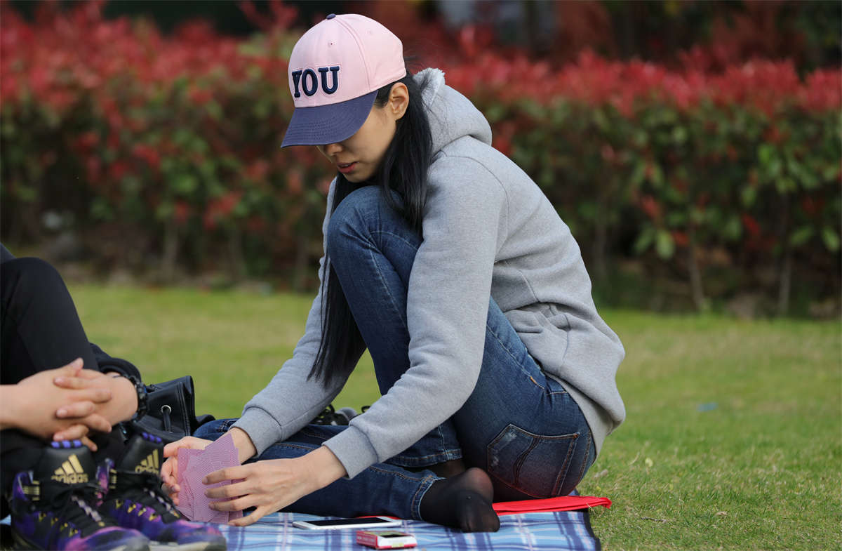 图片[2]-踏青公园街拍系列No.1304 经鉴定，黑丝非常符合秀美少妇高冷的气质-日更街拍