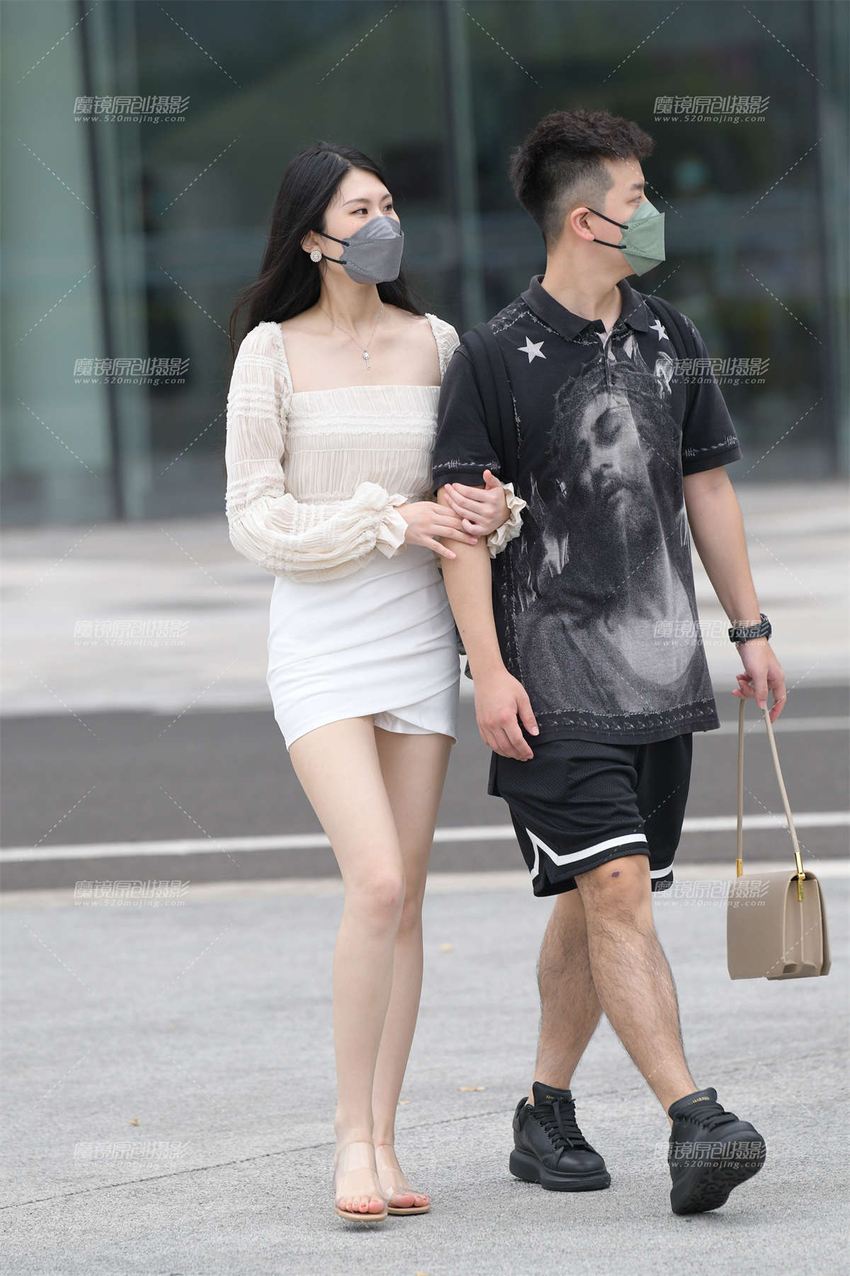 我有个白皙美腿的女盆友-日更街拍