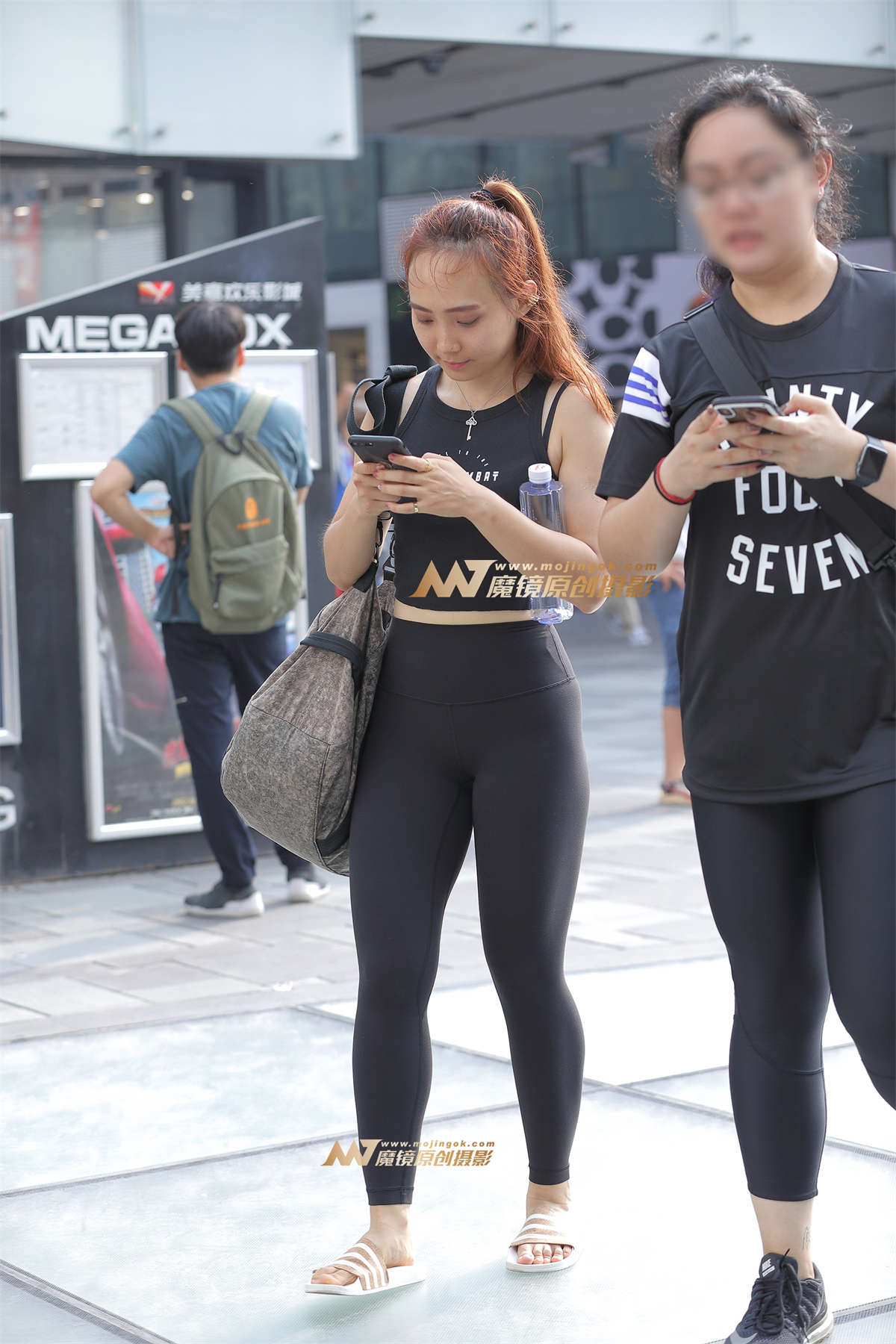 【视觉冲击赛贴】小背心，黑色健美裤MM-日更街拍