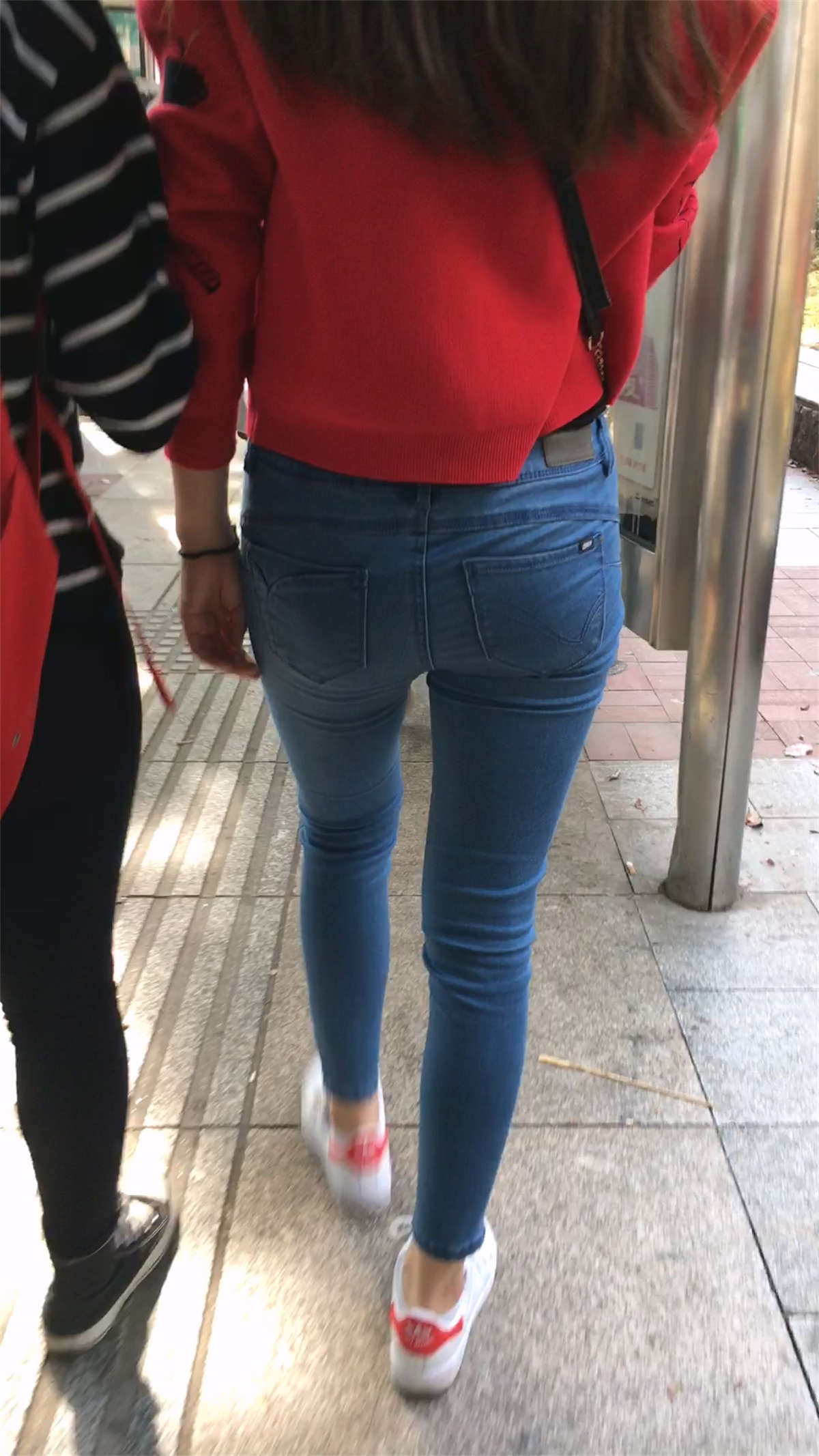 图片[2]-蓝色紧身牛仔美女-日更街拍