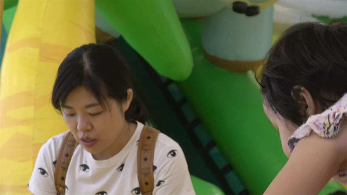 图片[2]-儿童游乐园里漂亮妈妈-日更街拍