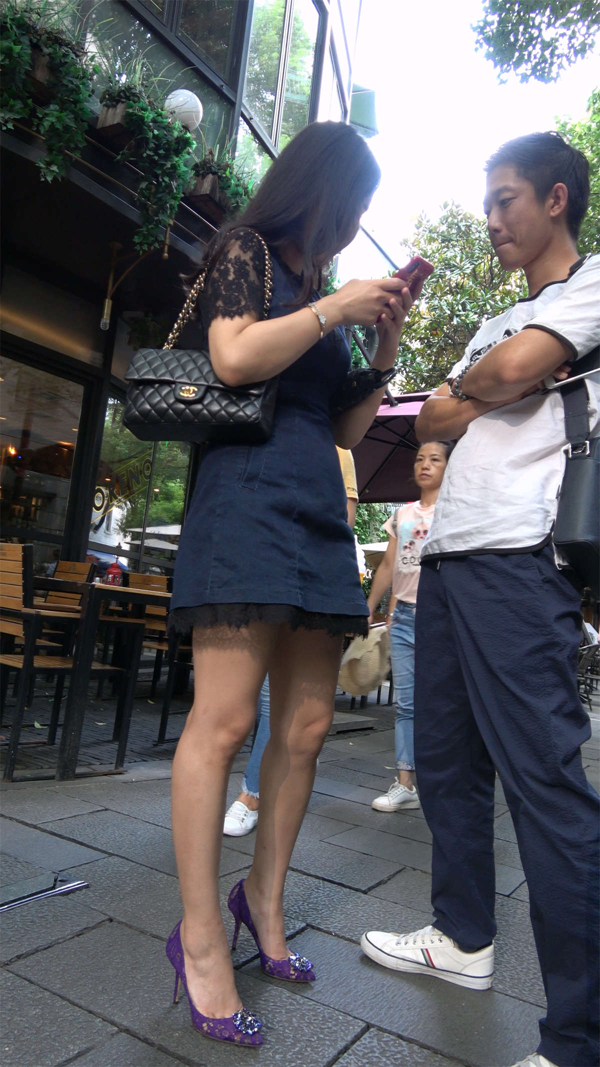 图片[2]-紫色高跟鞋街拍连衣裙性感美女-日更街拍