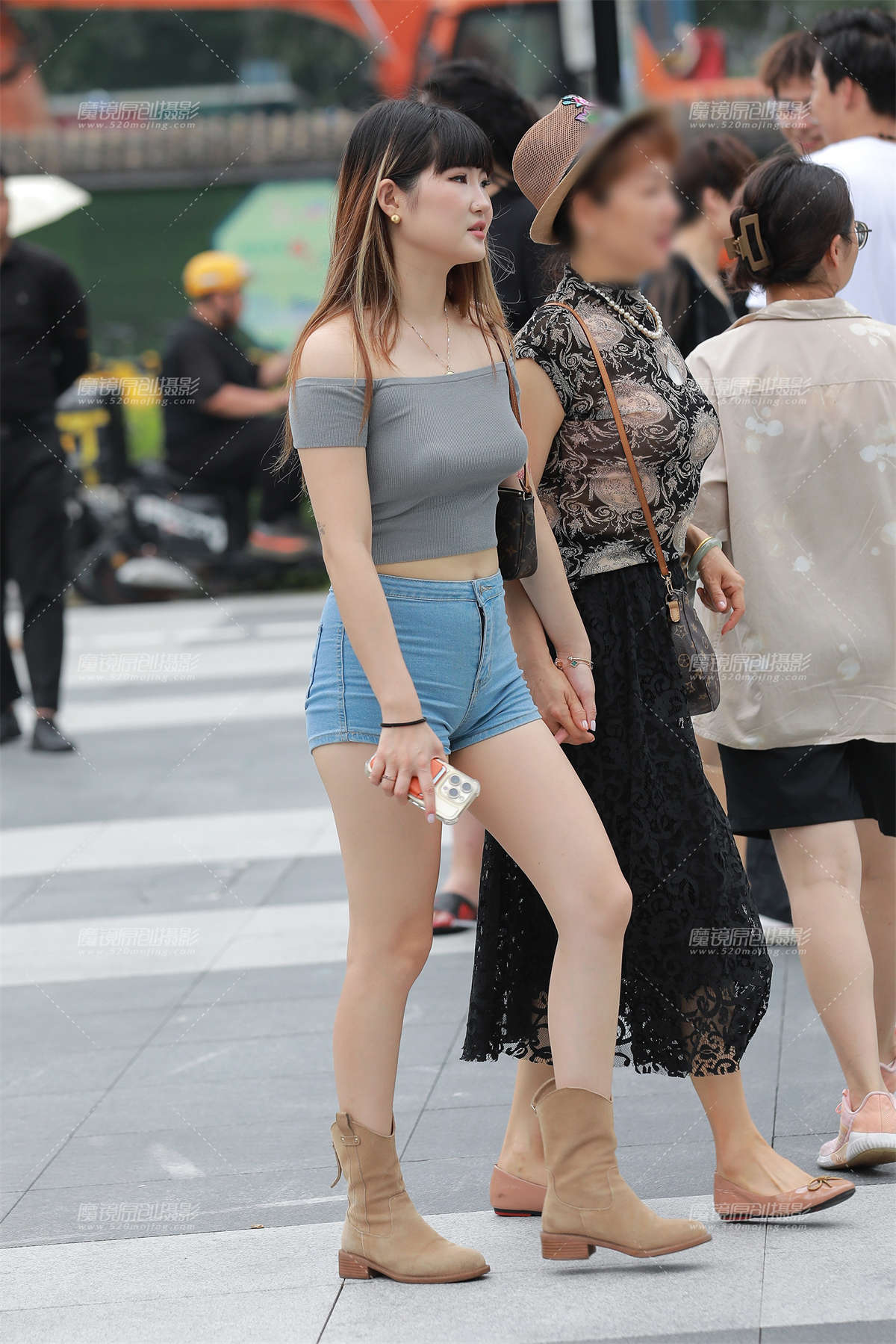 蓝色牛仔热裤-日更街拍