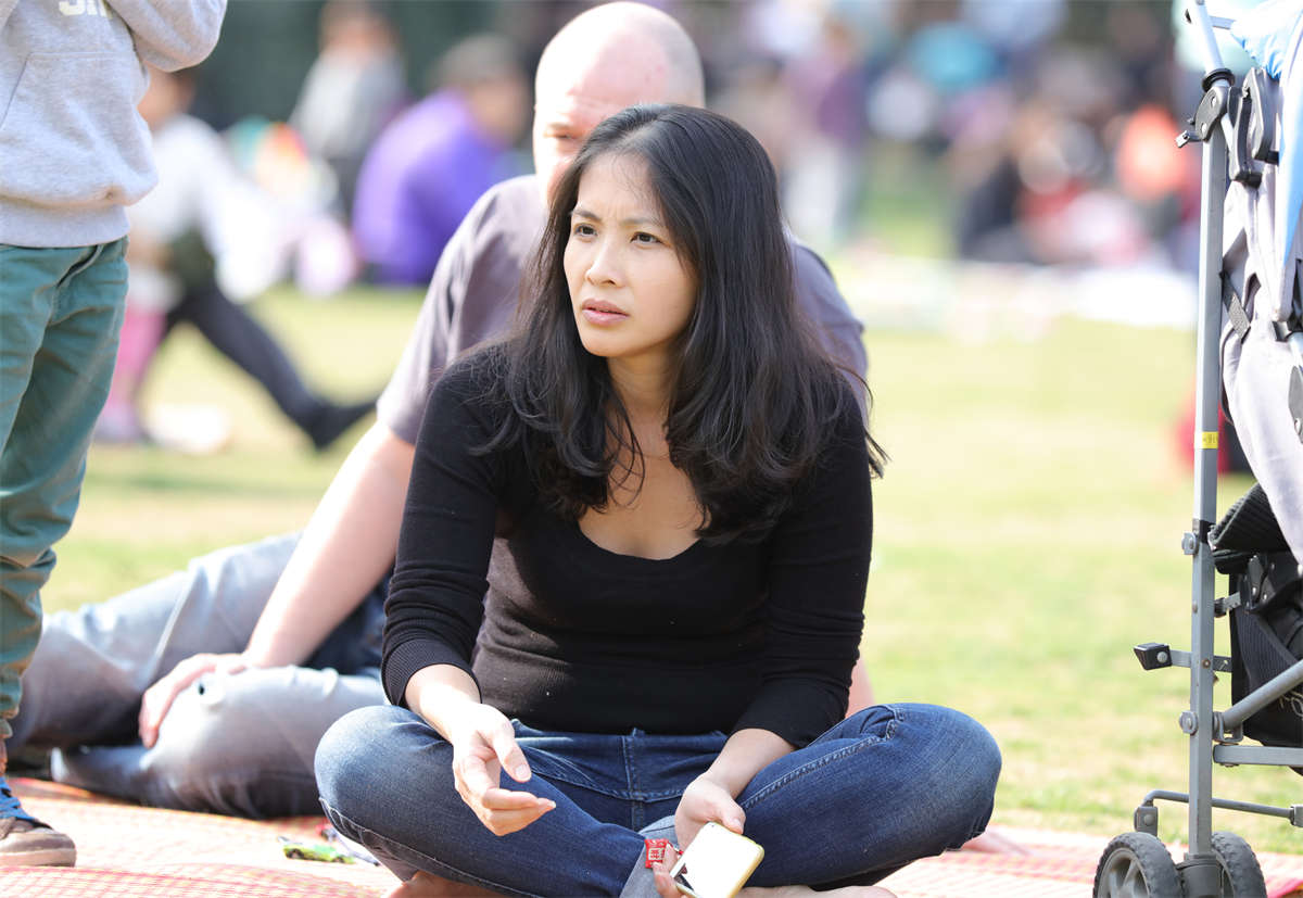 图片[2]-踏青公园街拍系列No.1305 美女做了外国人的老婆，生完孩子还是这么迷人-日更街拍