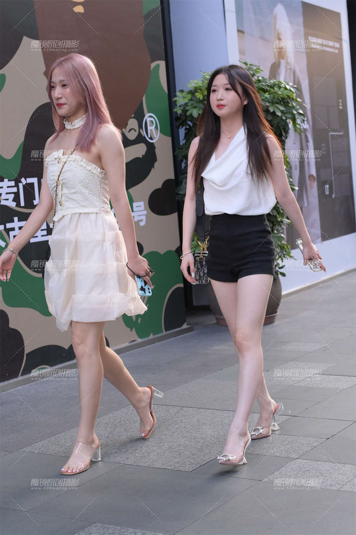 手拉手好闺蜜-日更街拍