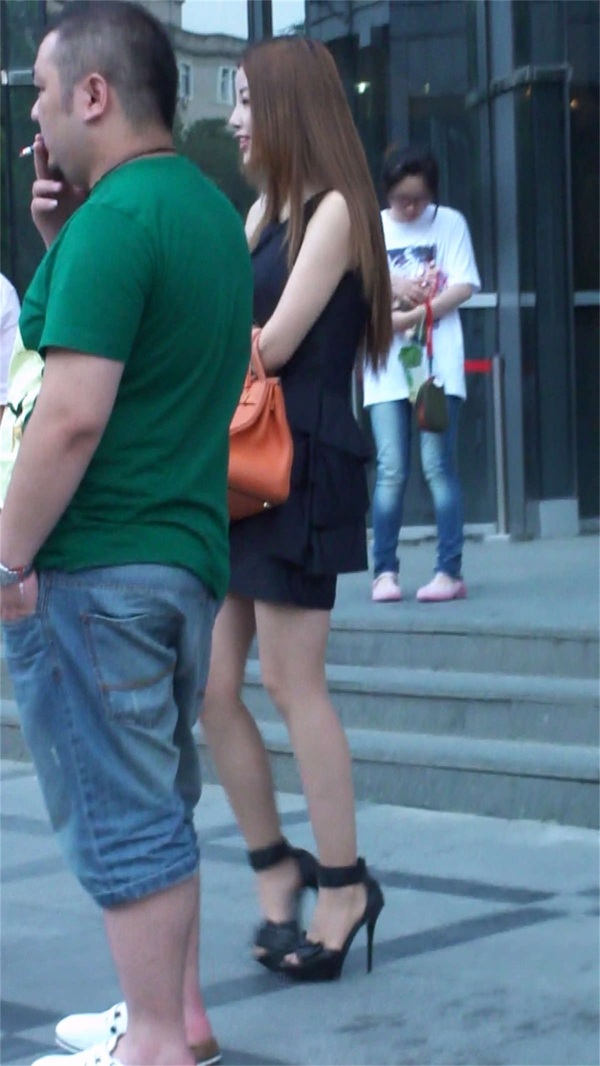 图片[2]-街拍气质美女的肉丝高跟美腿-日更街拍