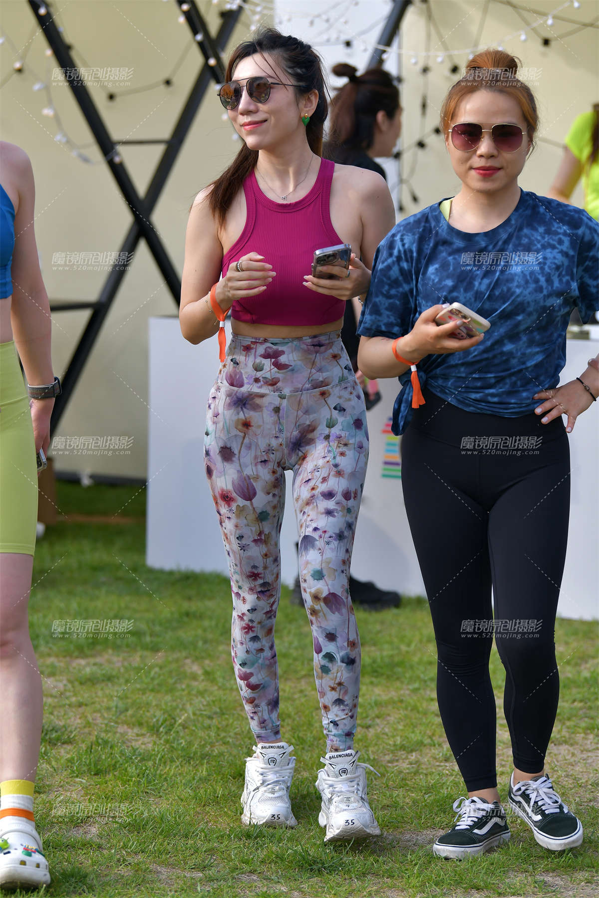 ★水墨荷花紧身裤美女-日更街拍