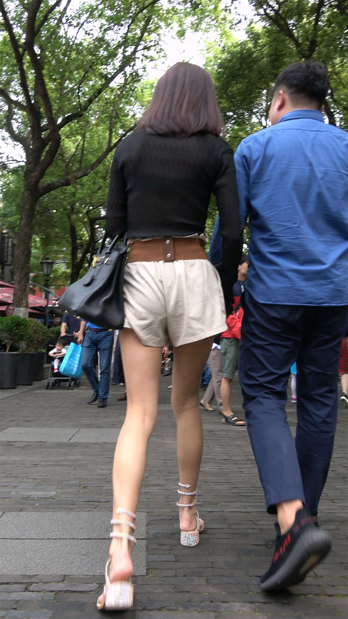 V领低胸黑色蕾丝衣精致街拍美女-日更街拍