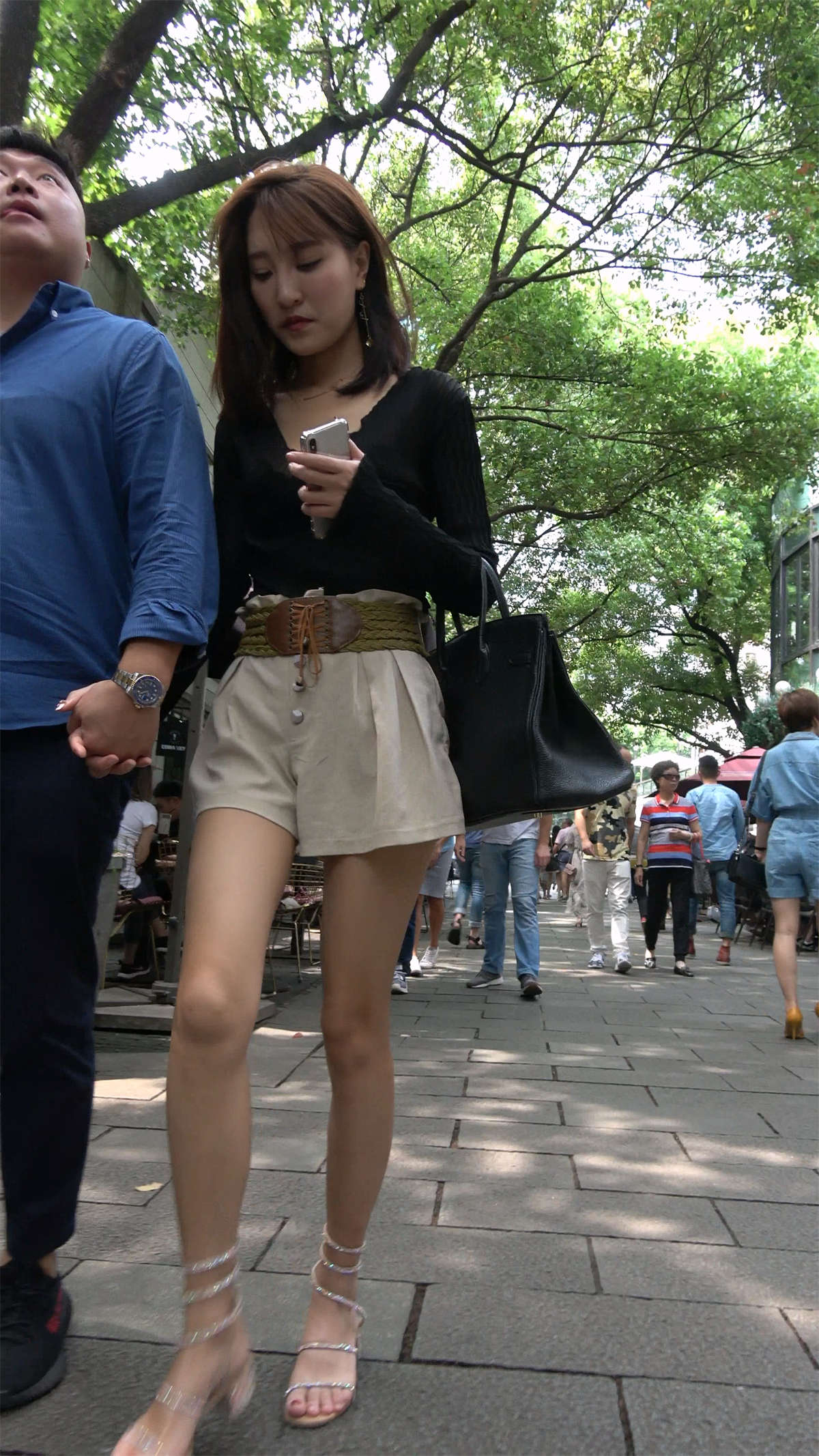 图片[2]-V领低胸黑色蕾丝衣精致街拍美女-日更街拍