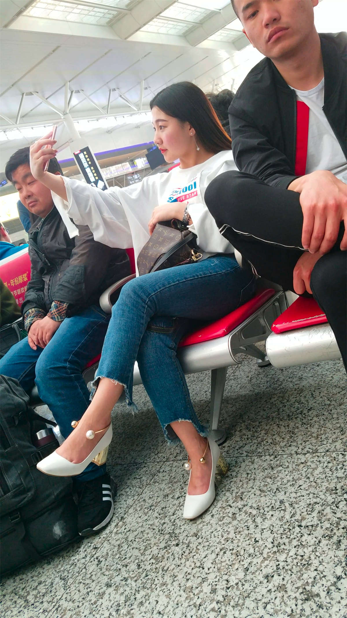 [4K高清视频]火车上拍照的高跟牛仔裤美女-日更街拍