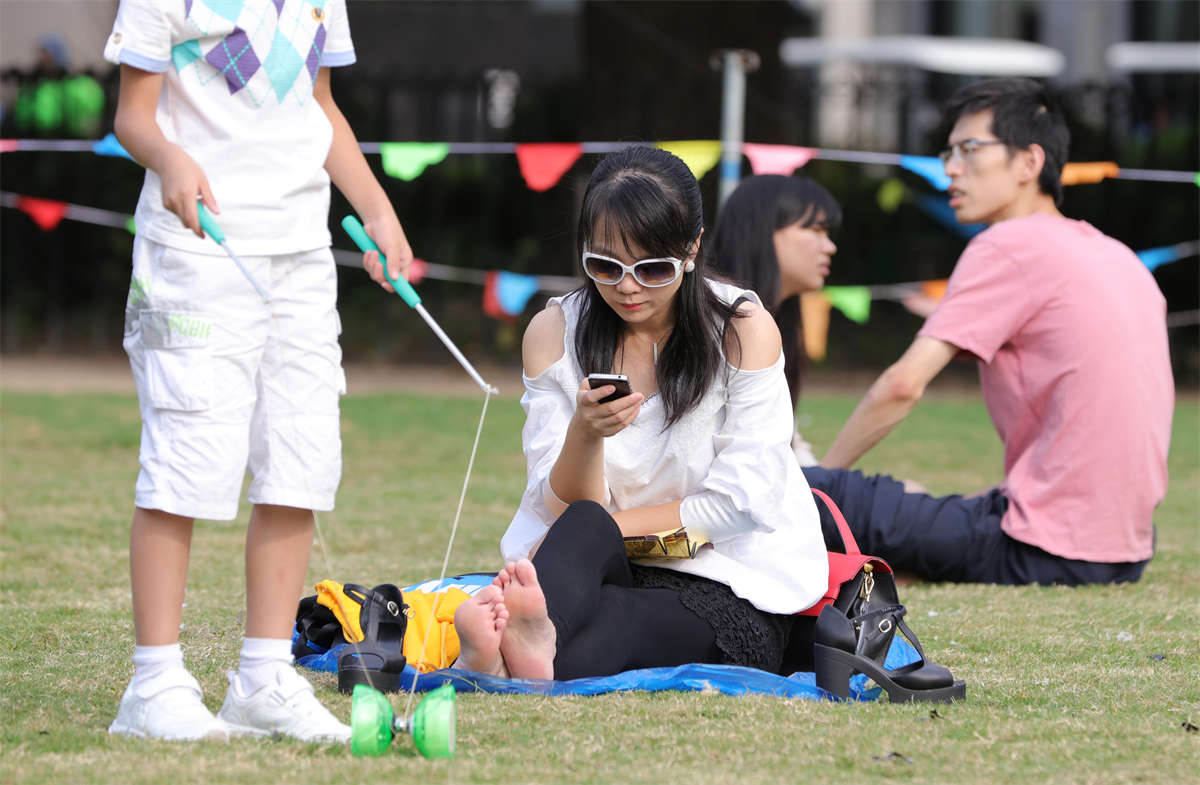 图片[2]-踏青公园街拍系列No.1112 辣妈鲜嫩颜值超高，莞尔一笑撩人心魄-日更街拍