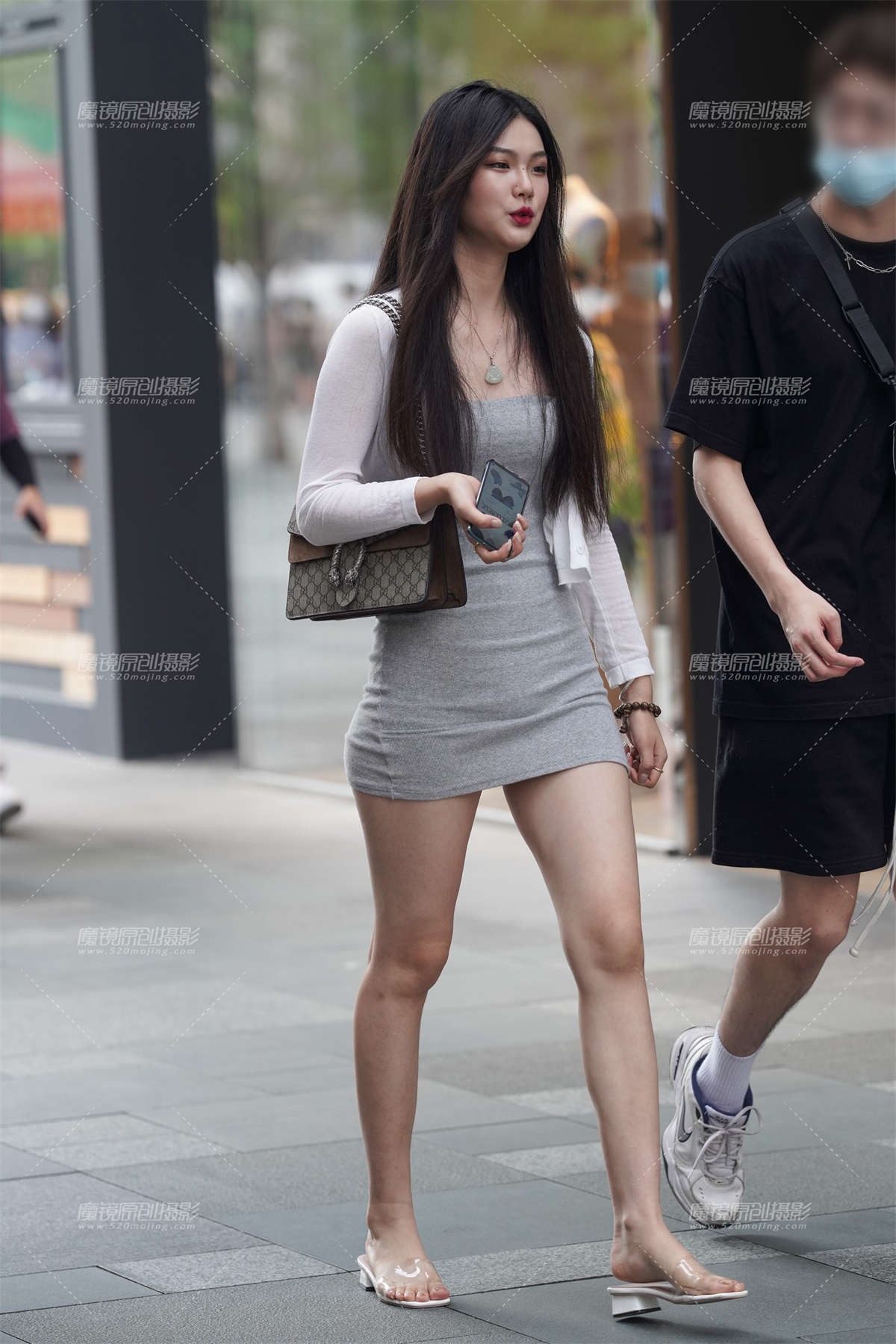 丰满包臀裙美眉-日更街拍