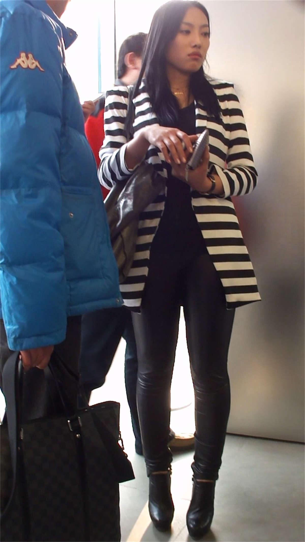 图片[2]-街拍气质美女的性感紧身裤-日更街拍