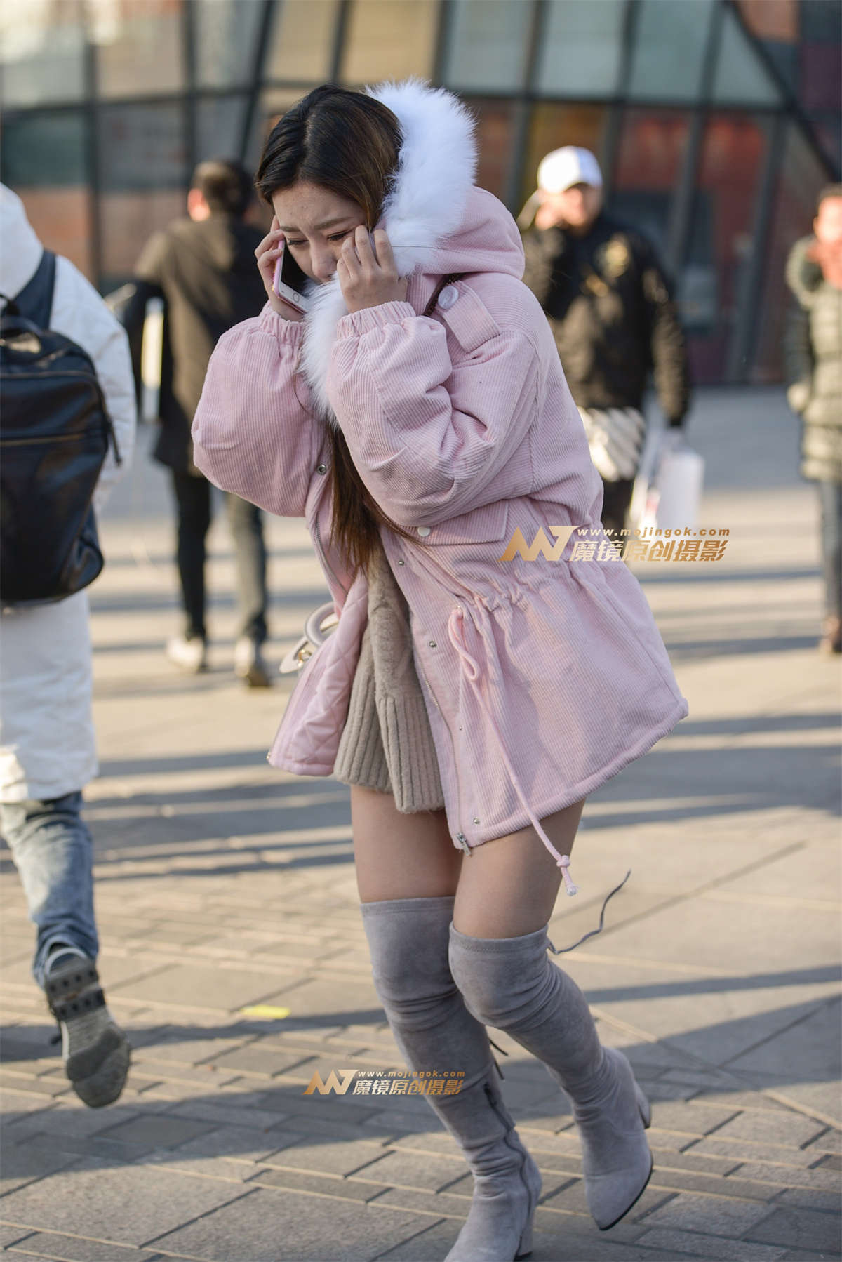 冻得瑟瑟发抖的高筒靴裸腿女-日更街拍