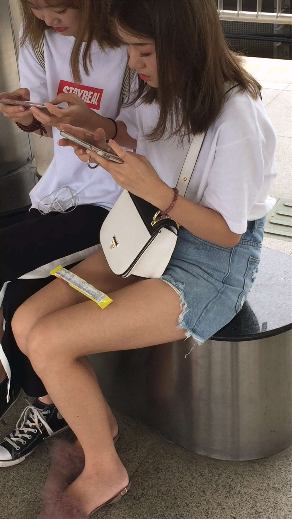 图片[2]-漂亮街拍长腿MM-日更街拍