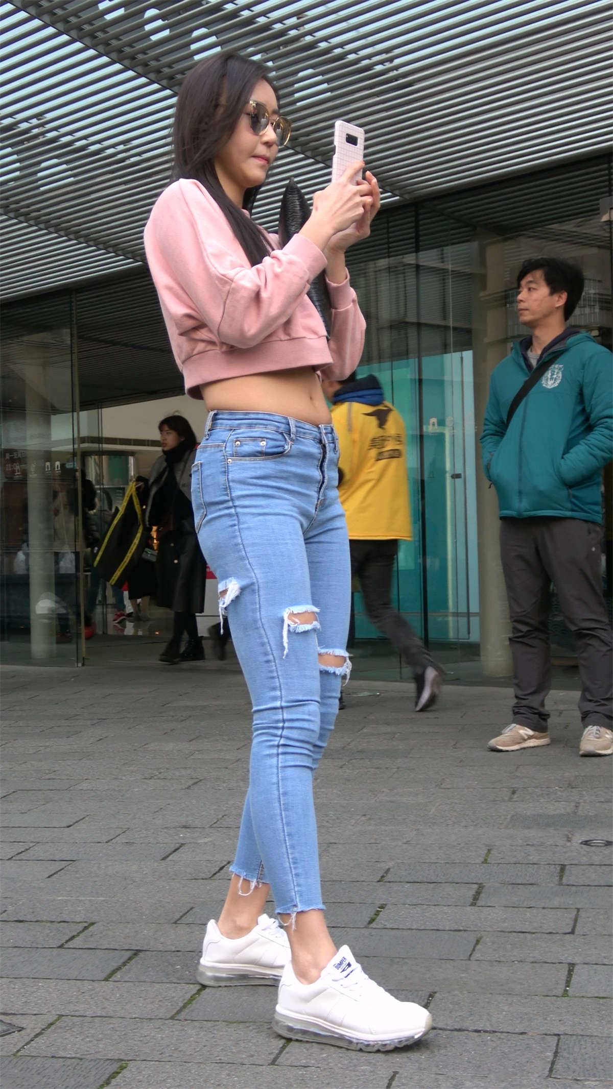 粉色衣服小姐姐穿紧身牛仔实在太美了-日更街拍