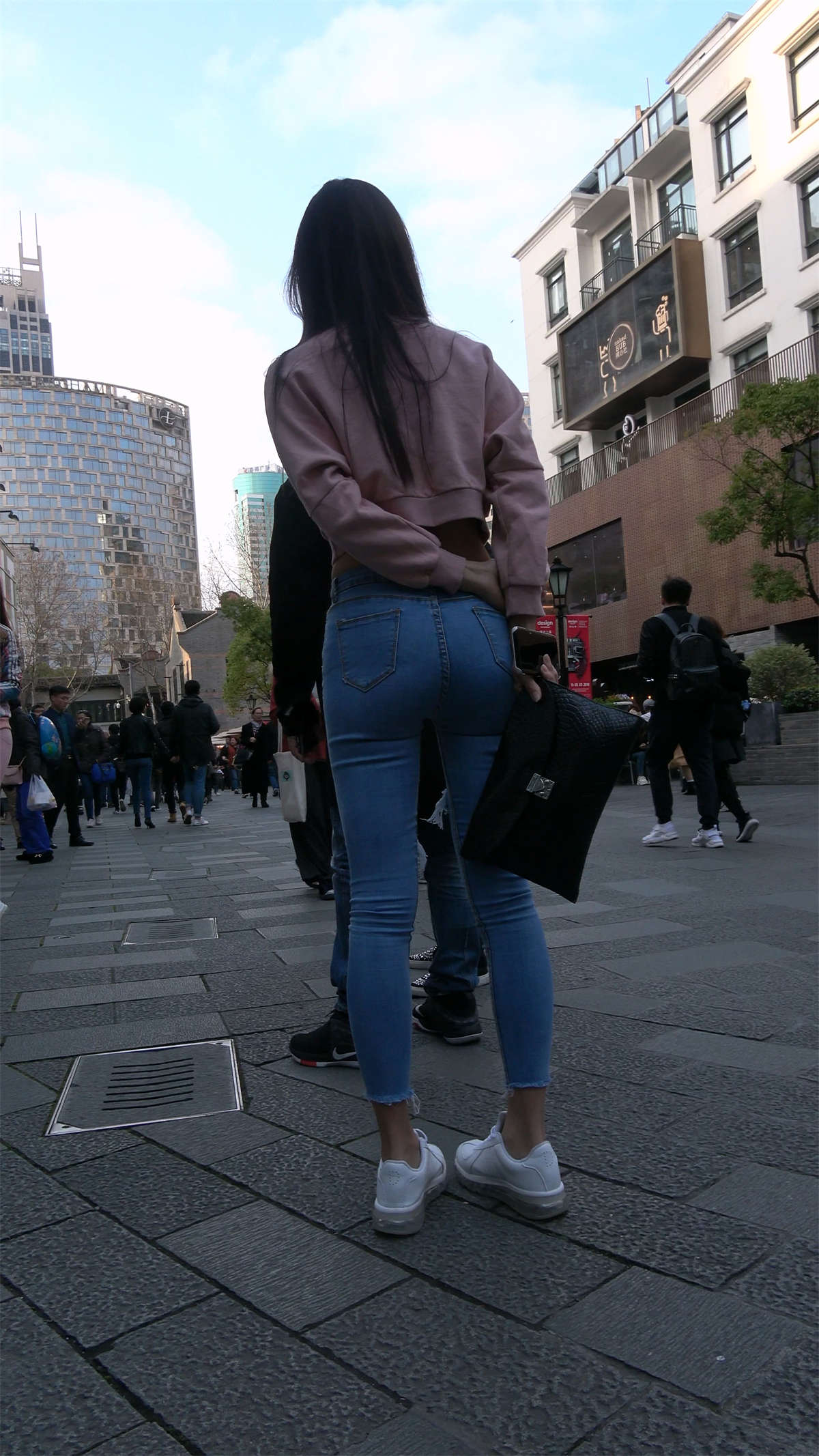 图片[2]-粉色衣服小姐姐穿紧身牛仔实在太美了-日更街拍