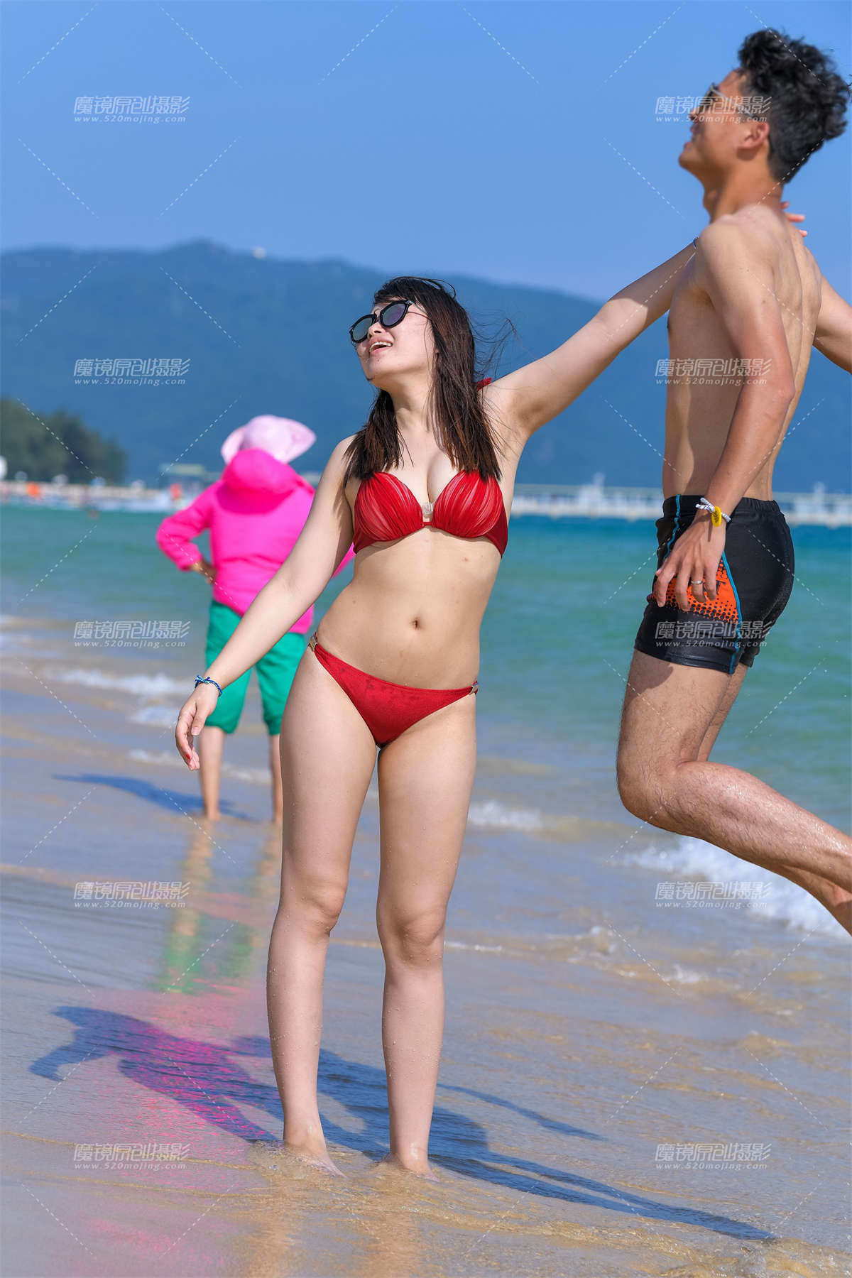 【久久赛帖】海边拍写真的比基尼美女-日更街拍