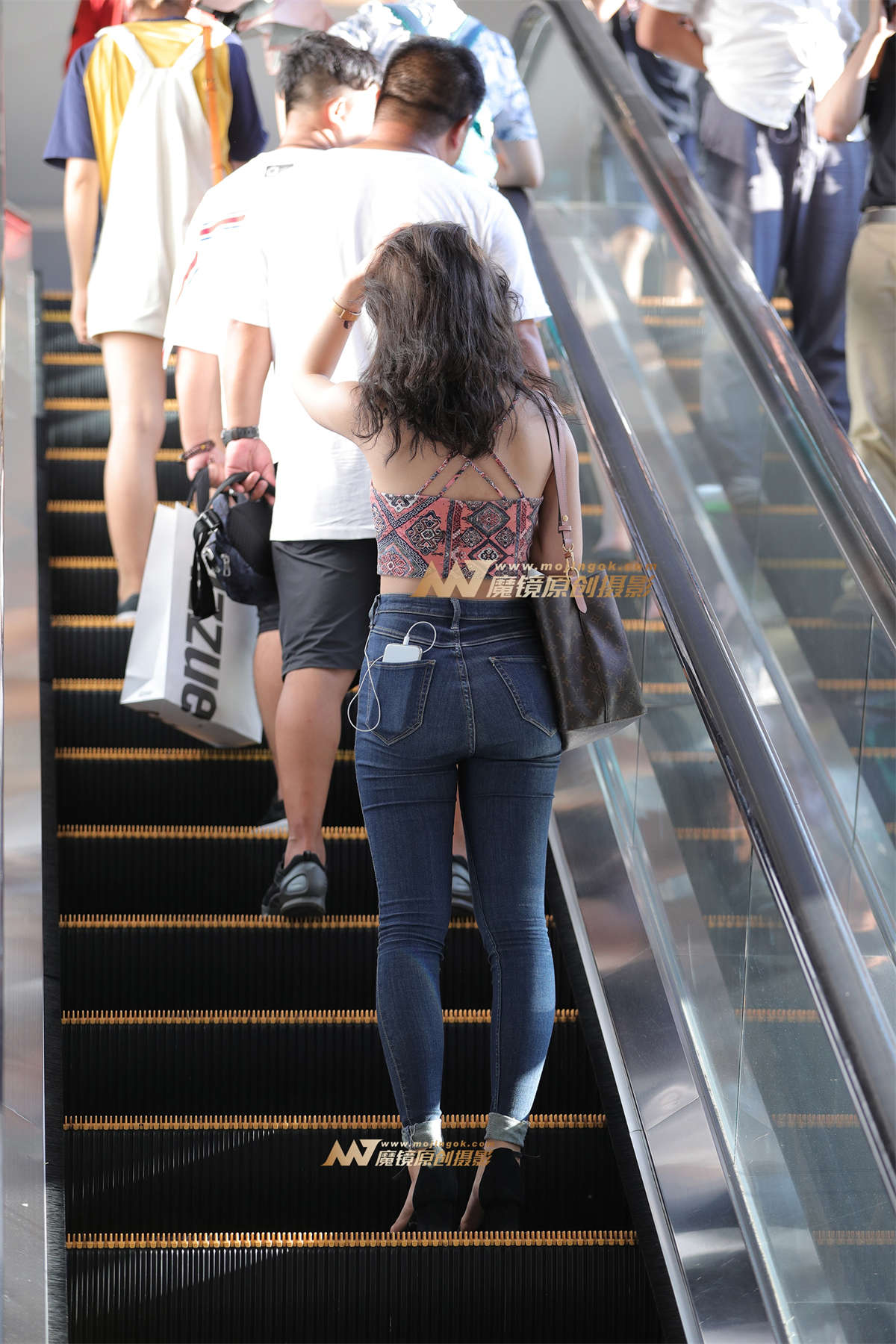 图片[2]-【视觉冲击赛贴】小背心，奶茶紧牛小姐姐-日更街拍