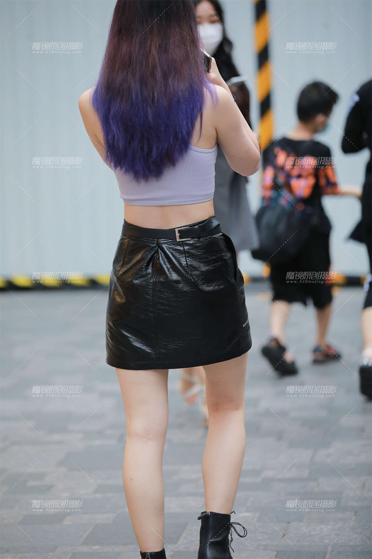 【玻璃街拍】性感黑皮裙小姐姐插图1