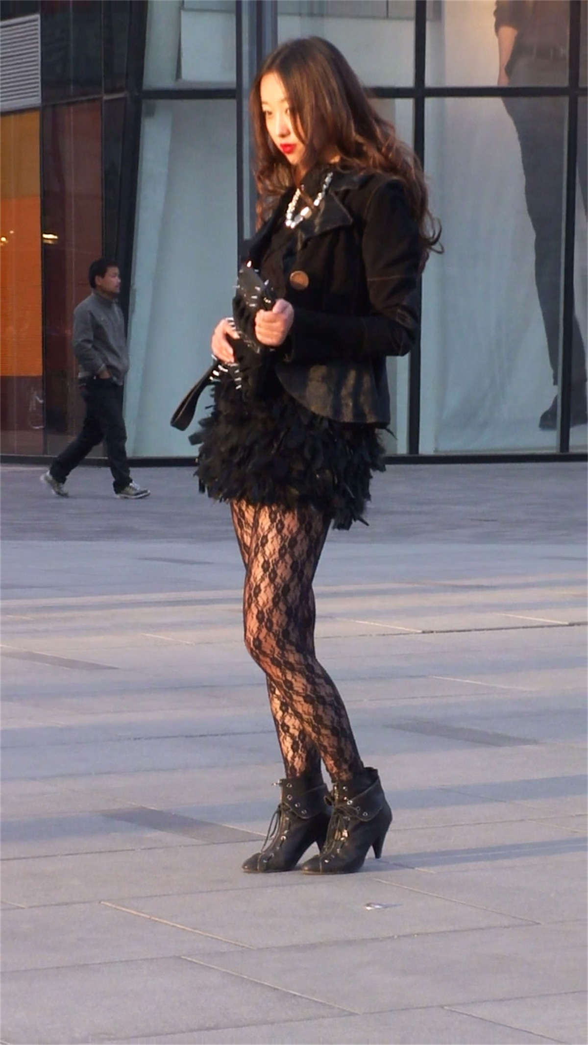 图片[2]-街拍时尚个性丝袜美女-日更街拍