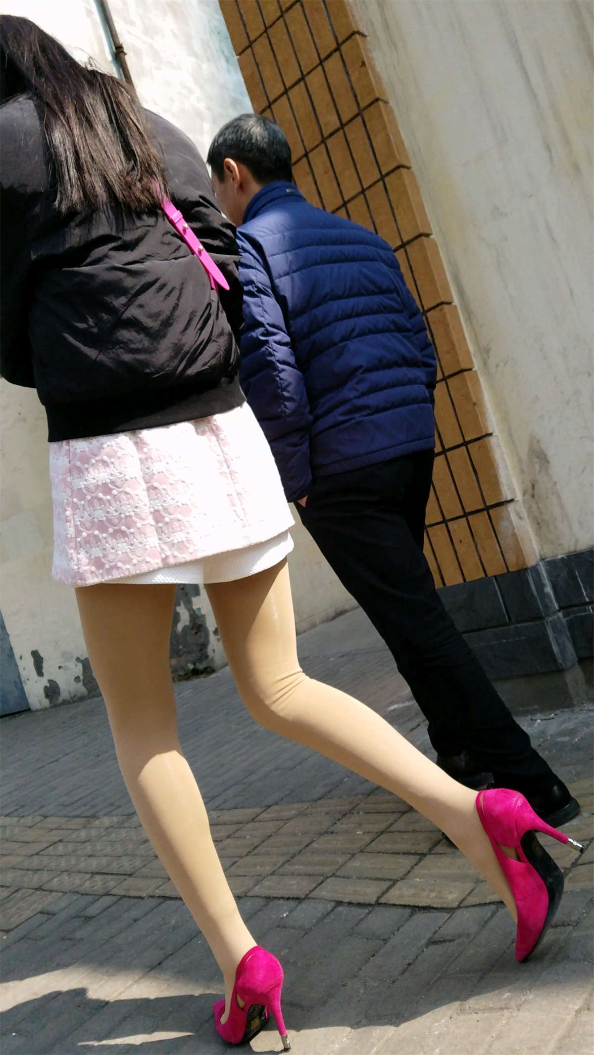 图片[2]-性感艳丽细腿高跟鞋苗条美女-日更街拍