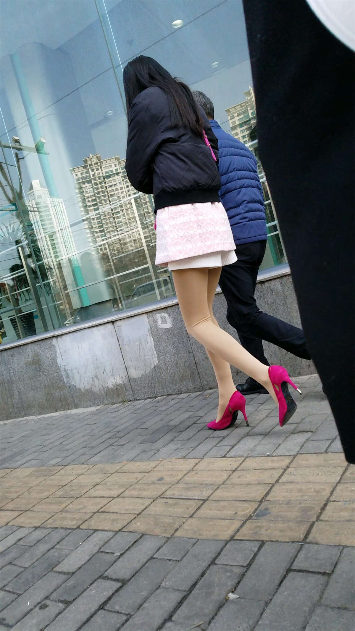 性感艳丽细腿高跟鞋苗条美女-日更街拍