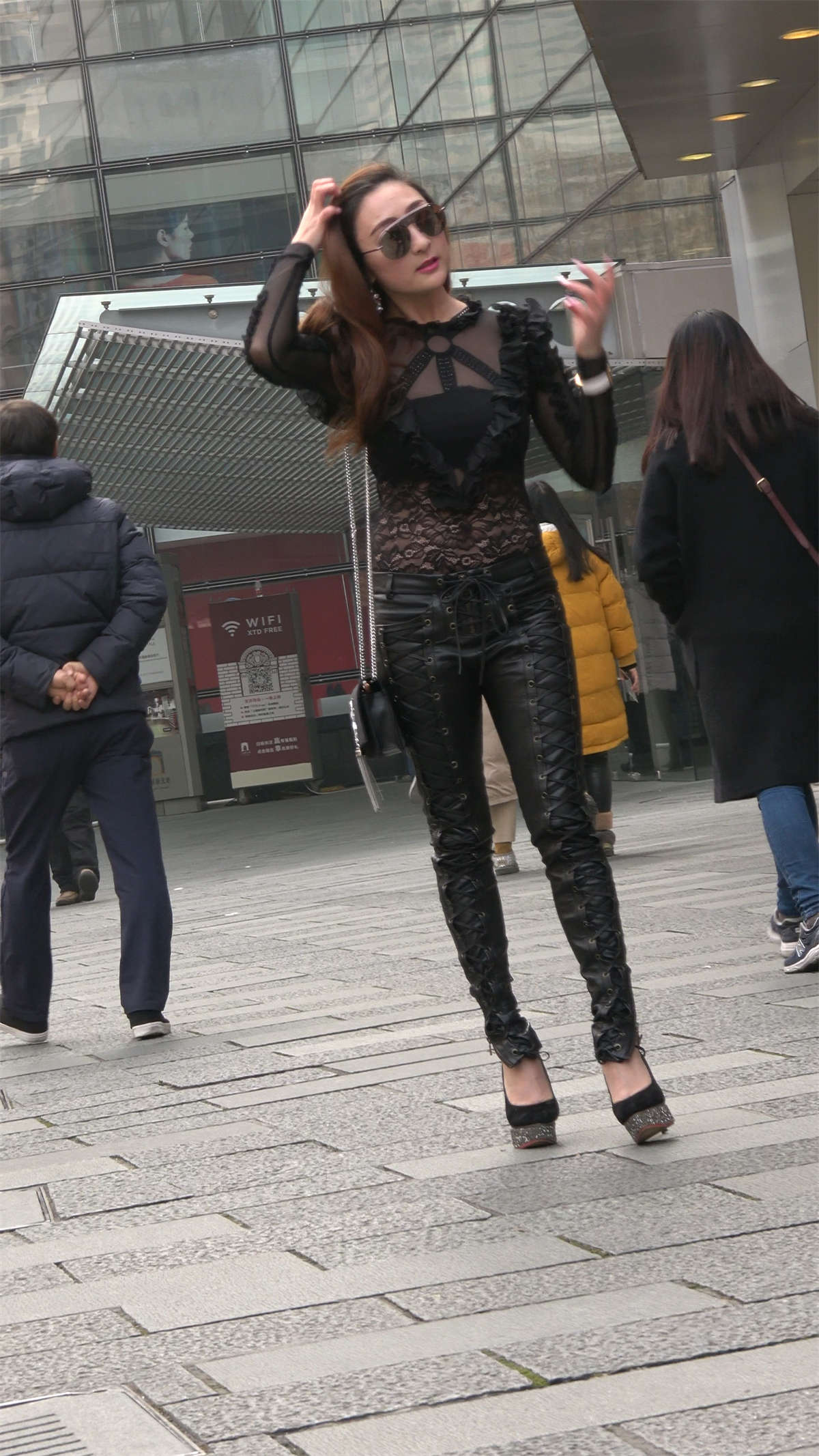 黑色皮裤街拍美腿高跟性感美女-日更街拍