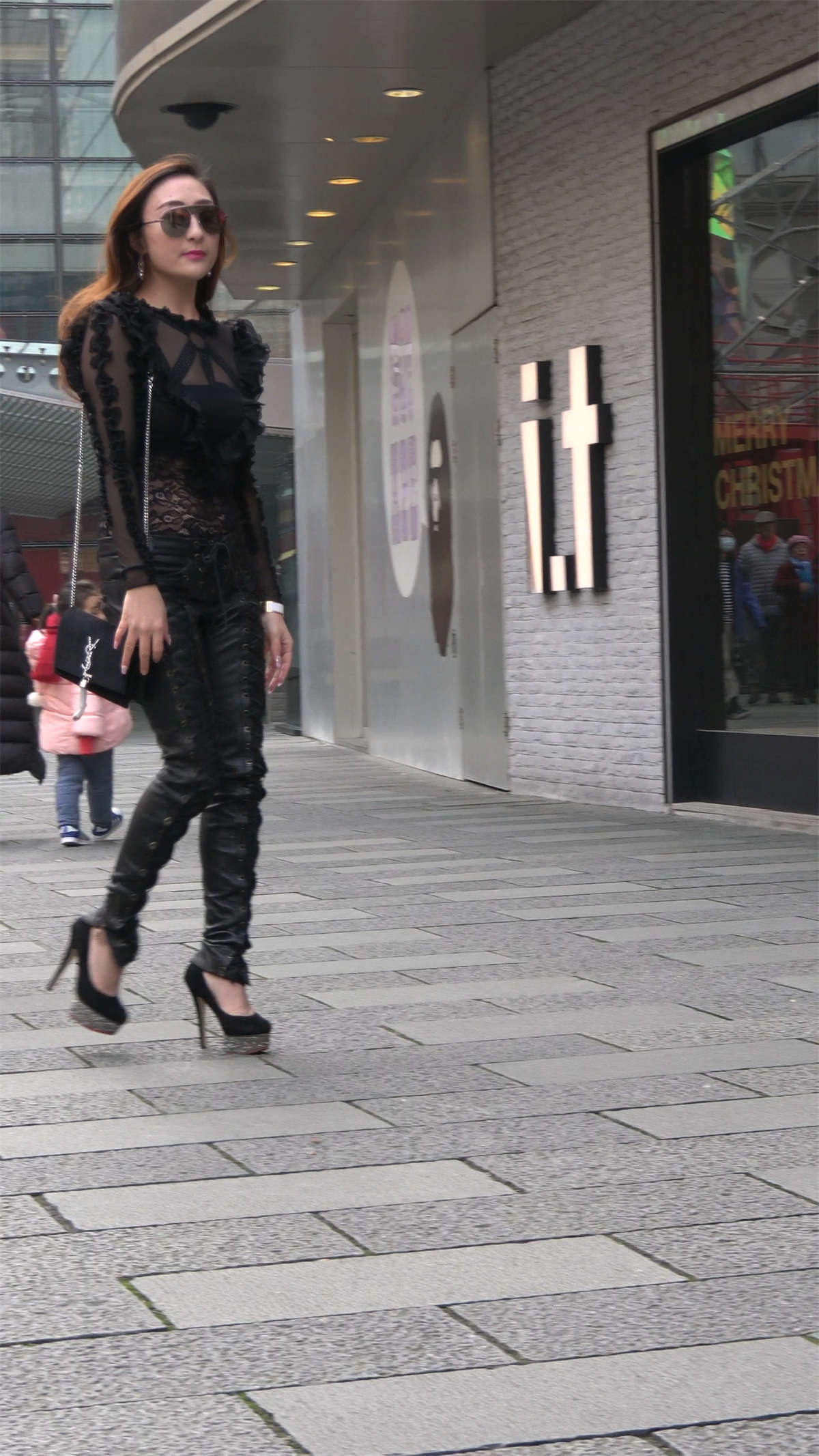 图片[2]-黑色皮裤街拍美腿高跟性感美女-日更街拍