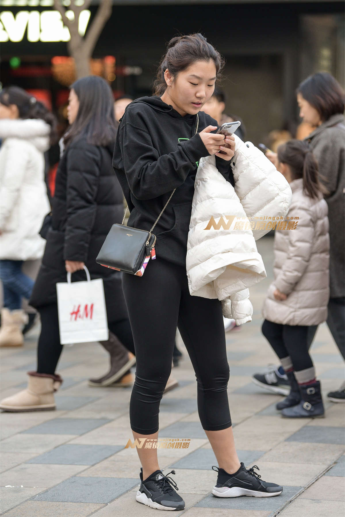 冻得瑟瑟发抖的紧身瑜珈裤小妹-日更街拍