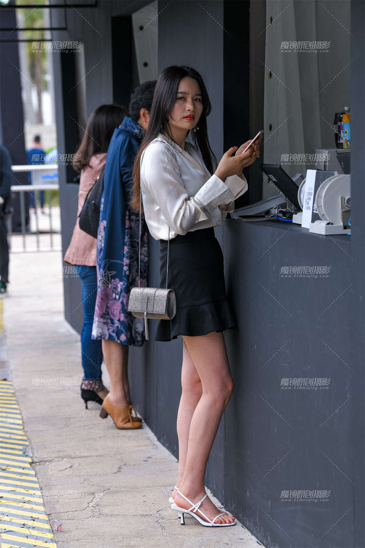 【久久赛帖】黑短裙高跟凉鞋美腿-日更街拍