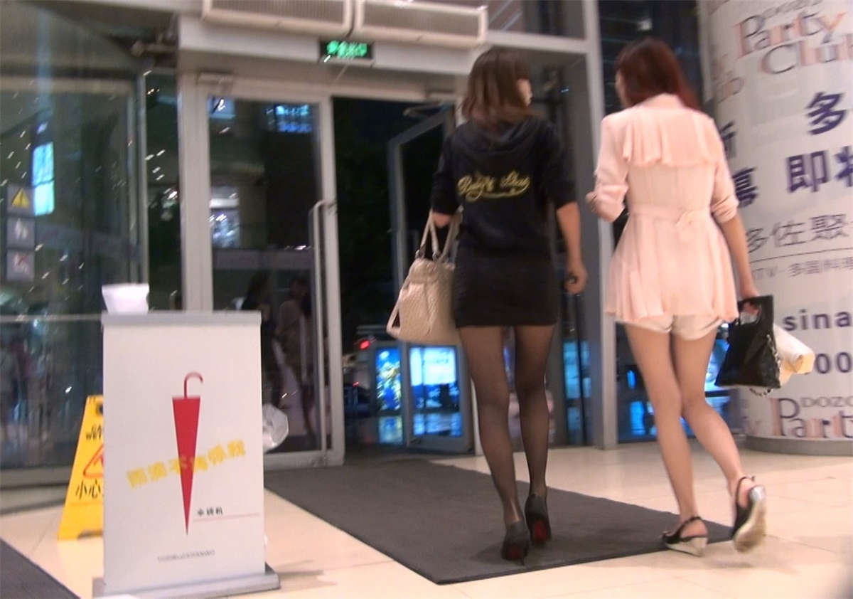 图片[2]-电影院遇见的黑丝包臀裙美女-日更街拍