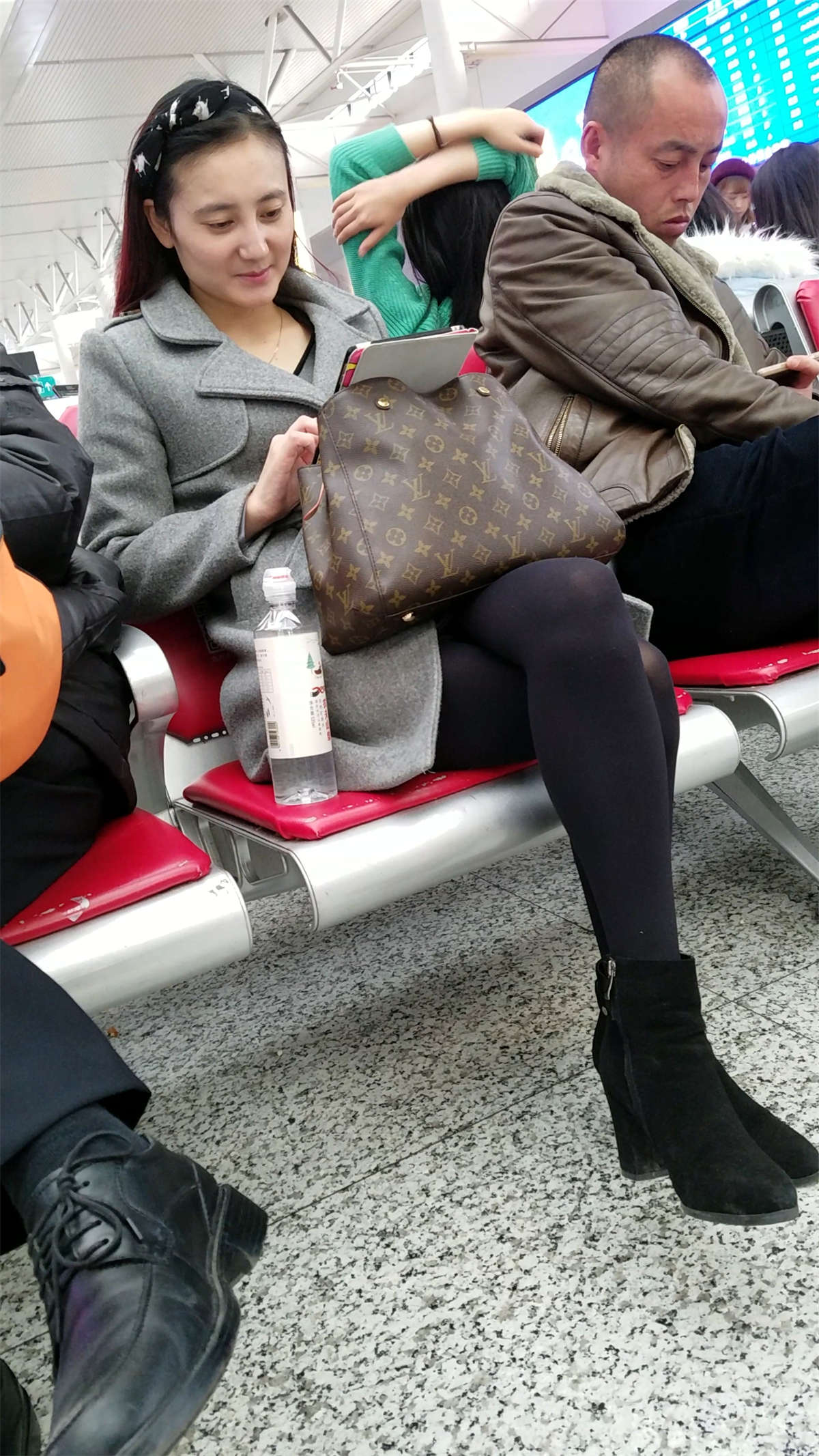 [4K高清视频]火车站候车的黑丝长发少妇-日更街拍