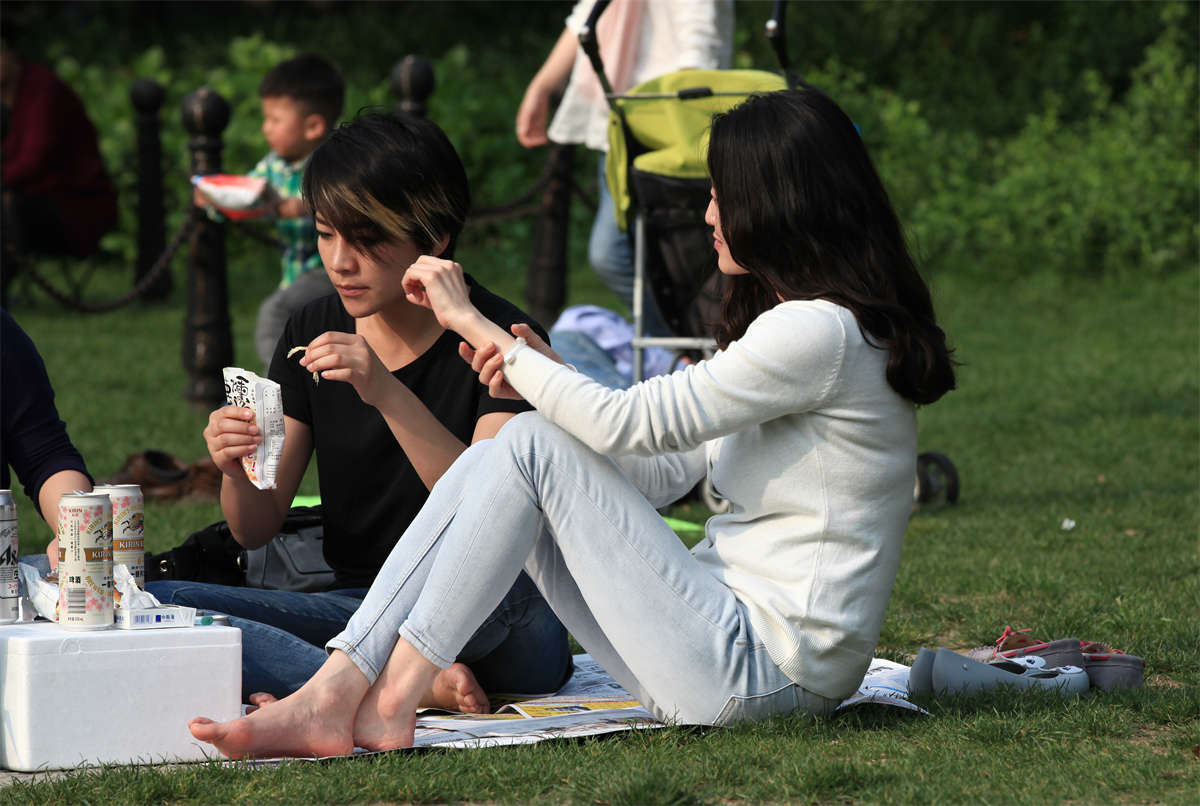 图片[2]-踏青公园街拍系列No.1114 迷人少妇气质颇佳，一双好脚捂得严实-日更街拍