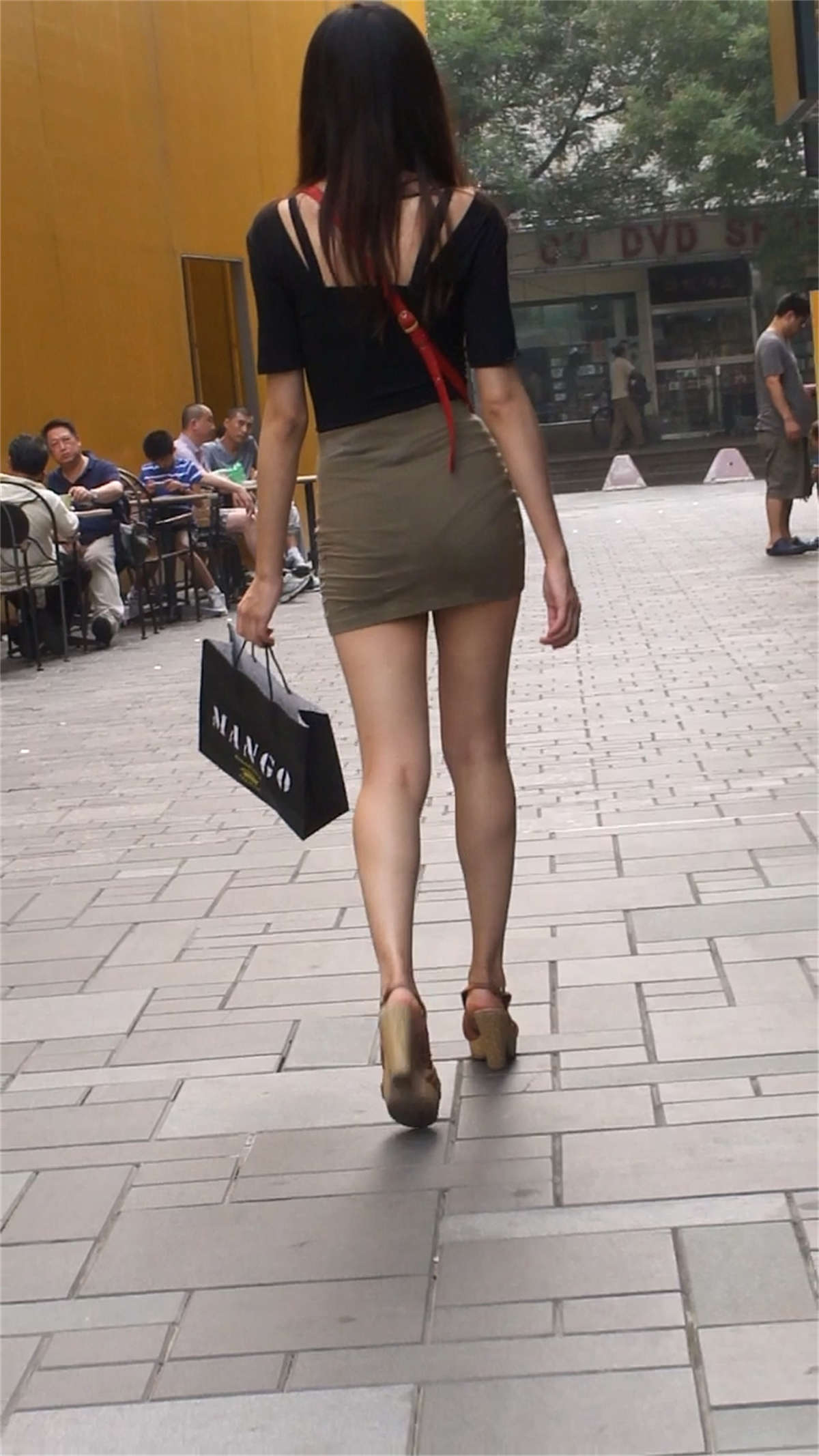 街拍时尚紧身短裙美女-日更街拍