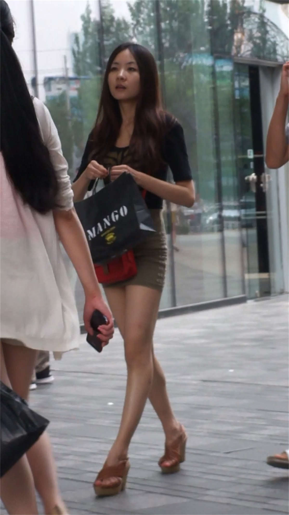 图片[2]-街拍时尚紧身短裙美女-日更街拍