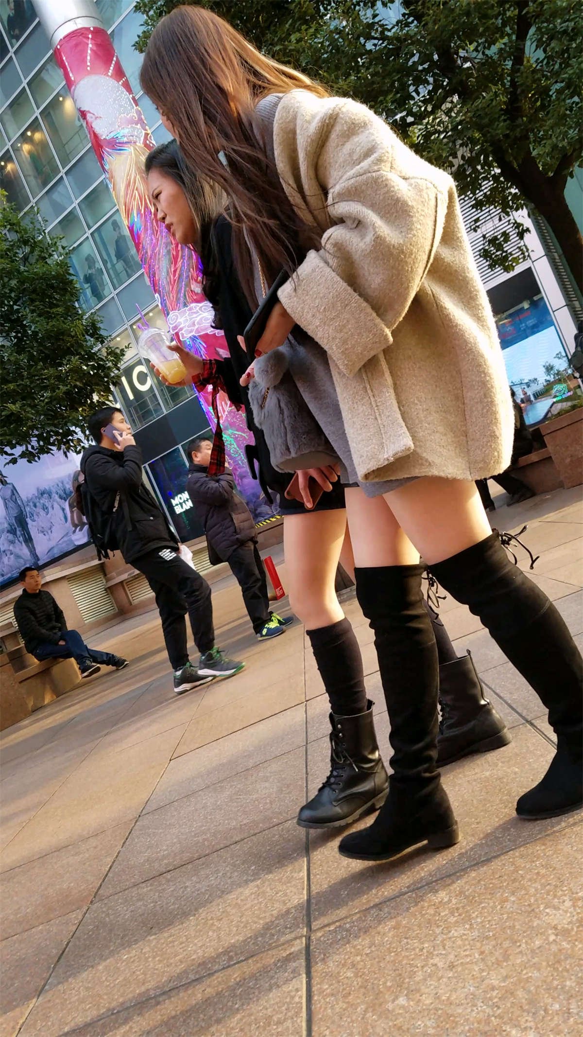 白皙美腿长筒靴俩颜值美女-日更街拍