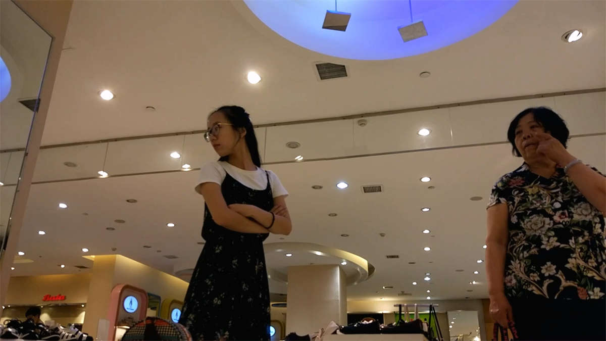 试鞋的女神-日更街拍