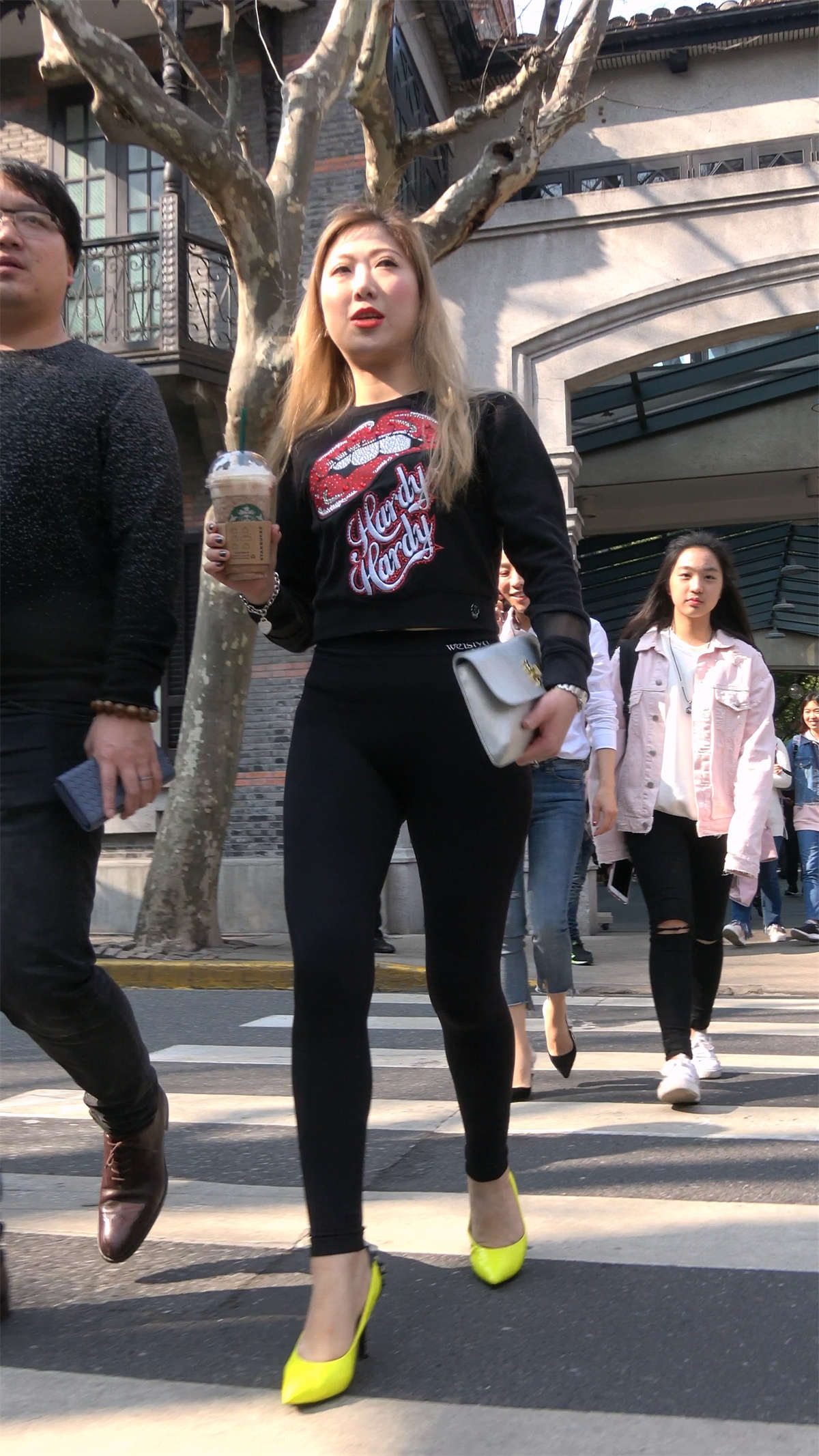 街拍紧身弹力裤性感黄色高跟鞋美女-日更街拍