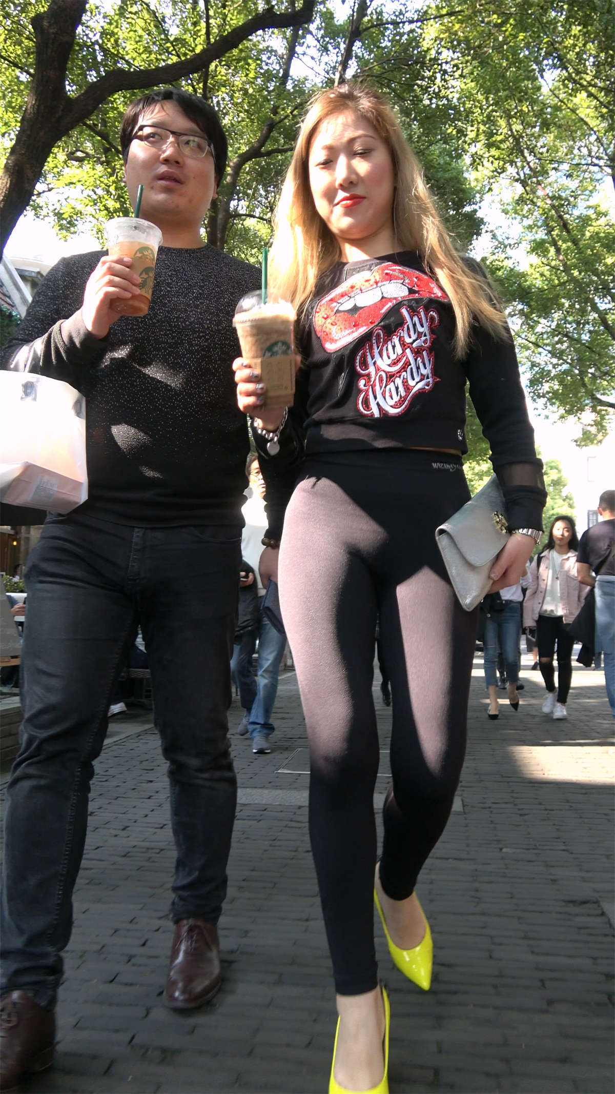 图片[2]-街拍紧身弹力裤性感黄色高跟鞋美女-日更街拍