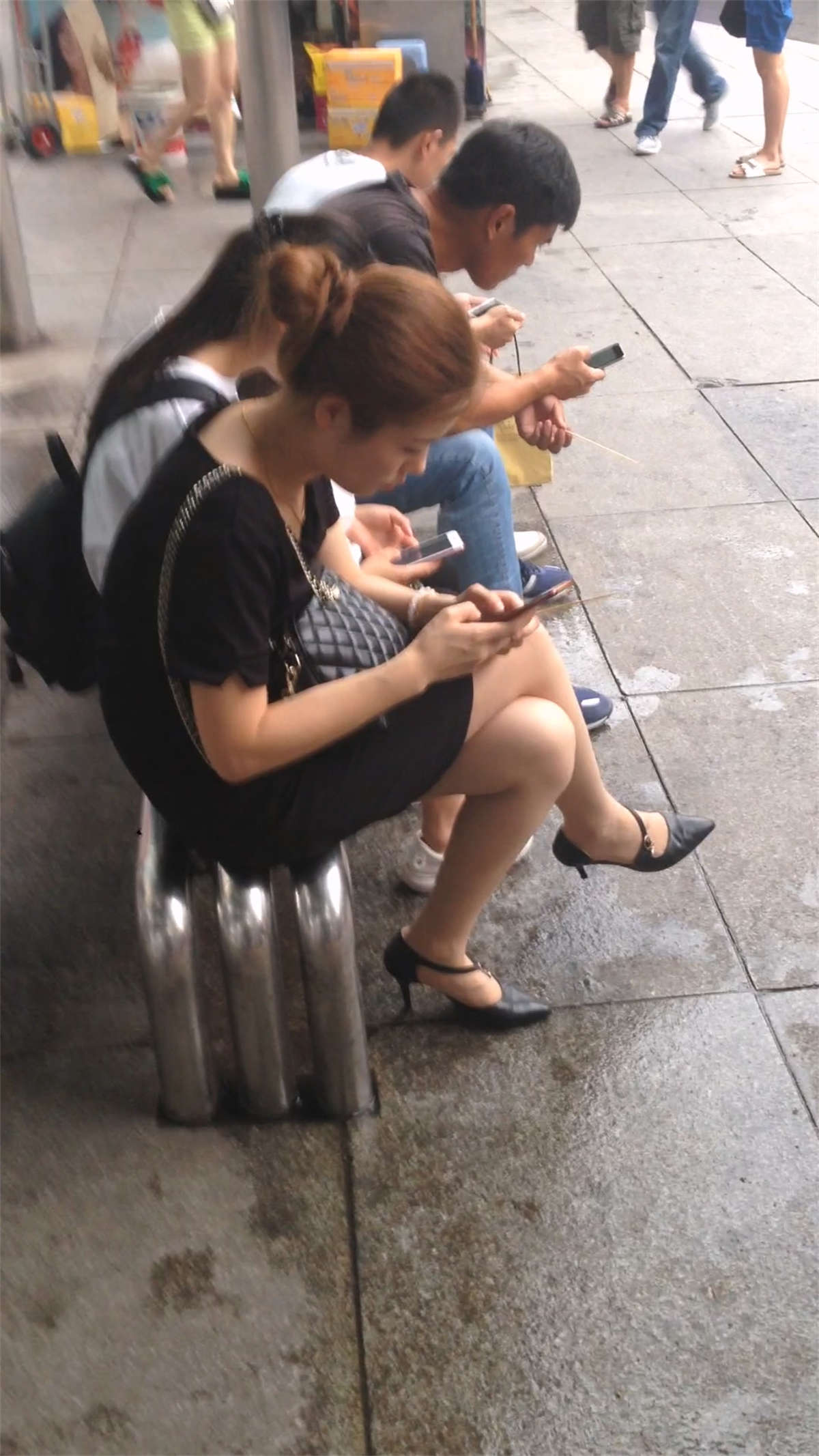 车站少妇黑尖嘴高跟-日更街拍