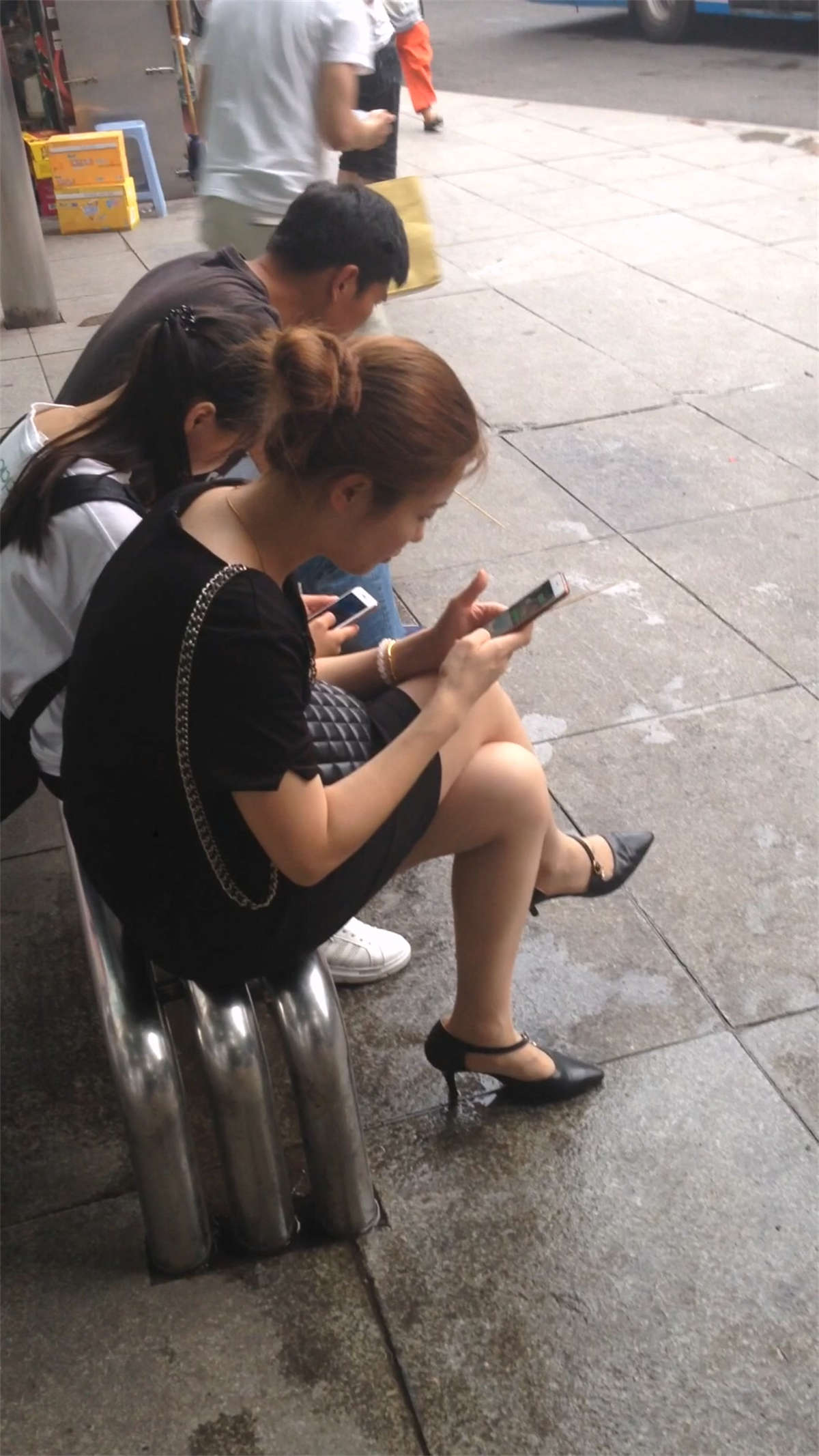 图片[2]-车站少妇黑尖嘴高跟-日更街拍