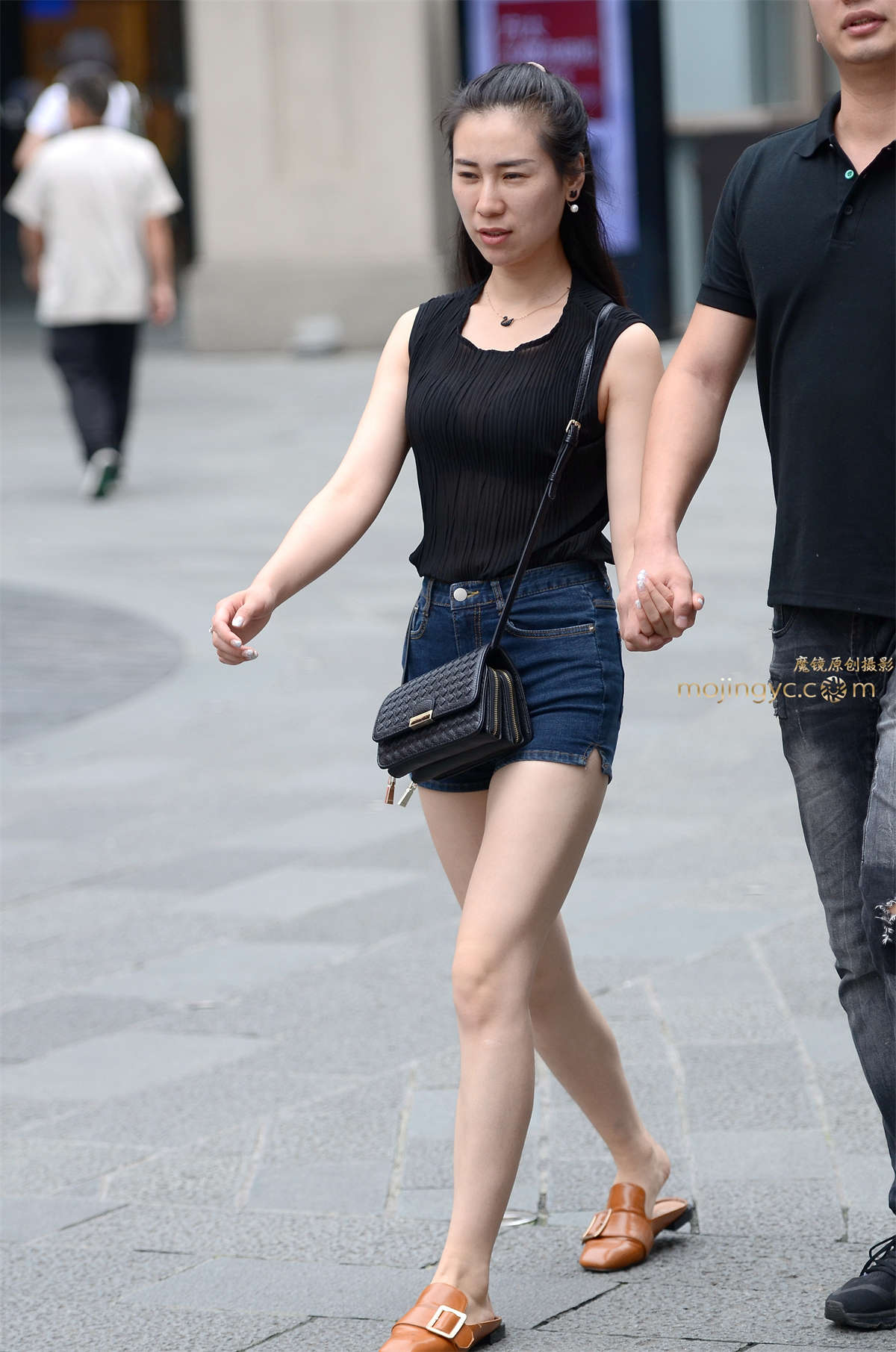 【验证街拍大赛NO.3】神摄手赛19 黑色半透无袖衫，牛仔小短-日更街拍