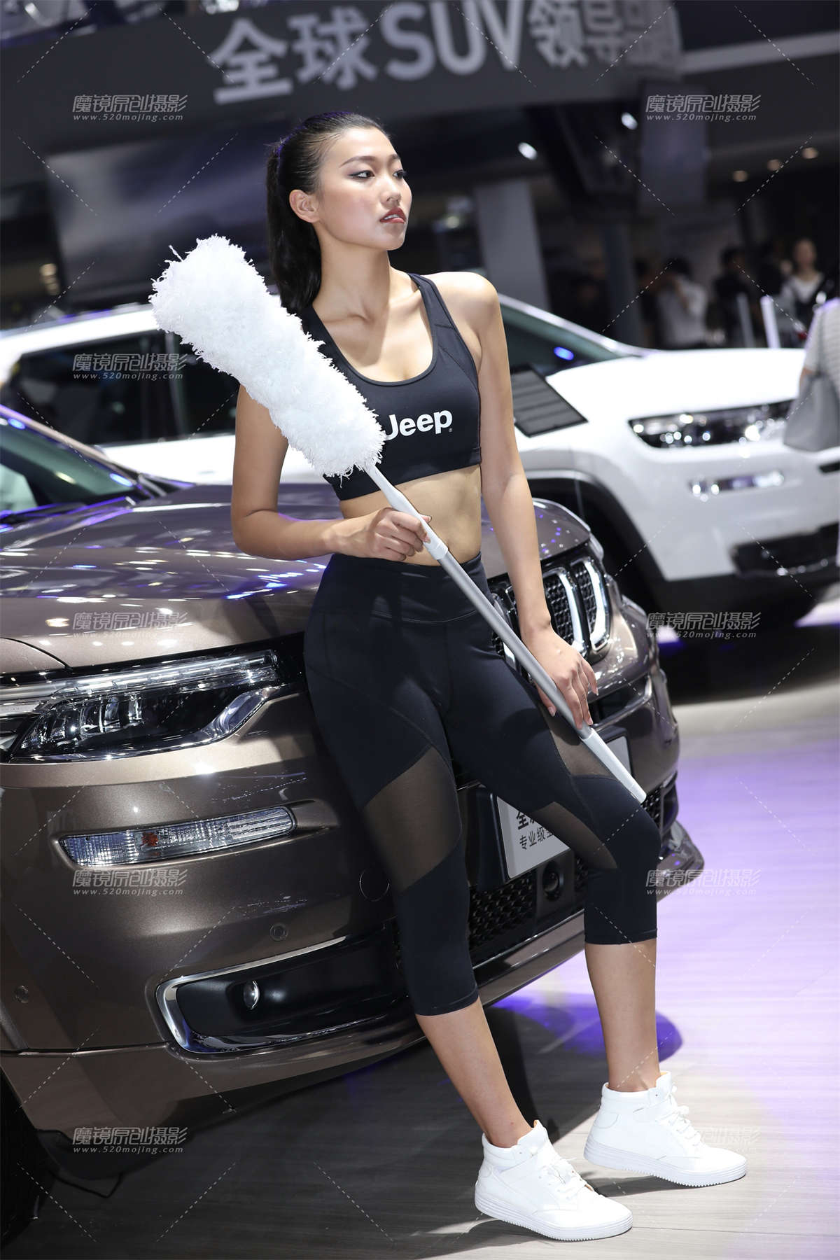 车展上酷酷的健身车模-日更街拍