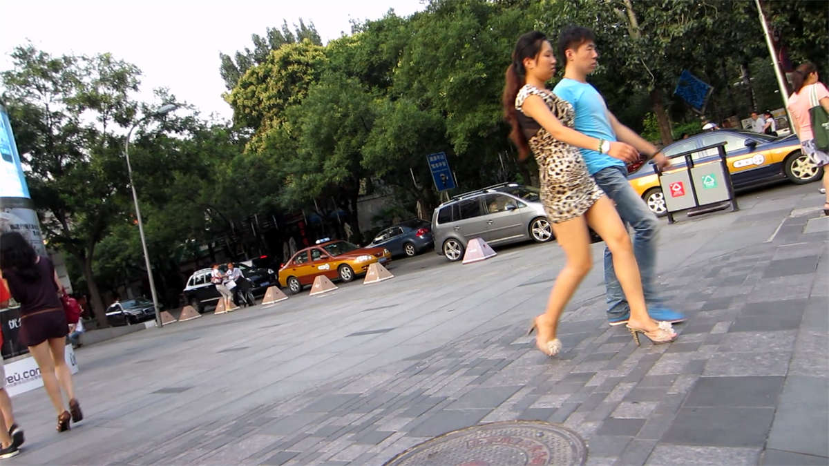 跟拍低胸丰满豹纹紧身包臀裙美女圆臀-日更街拍