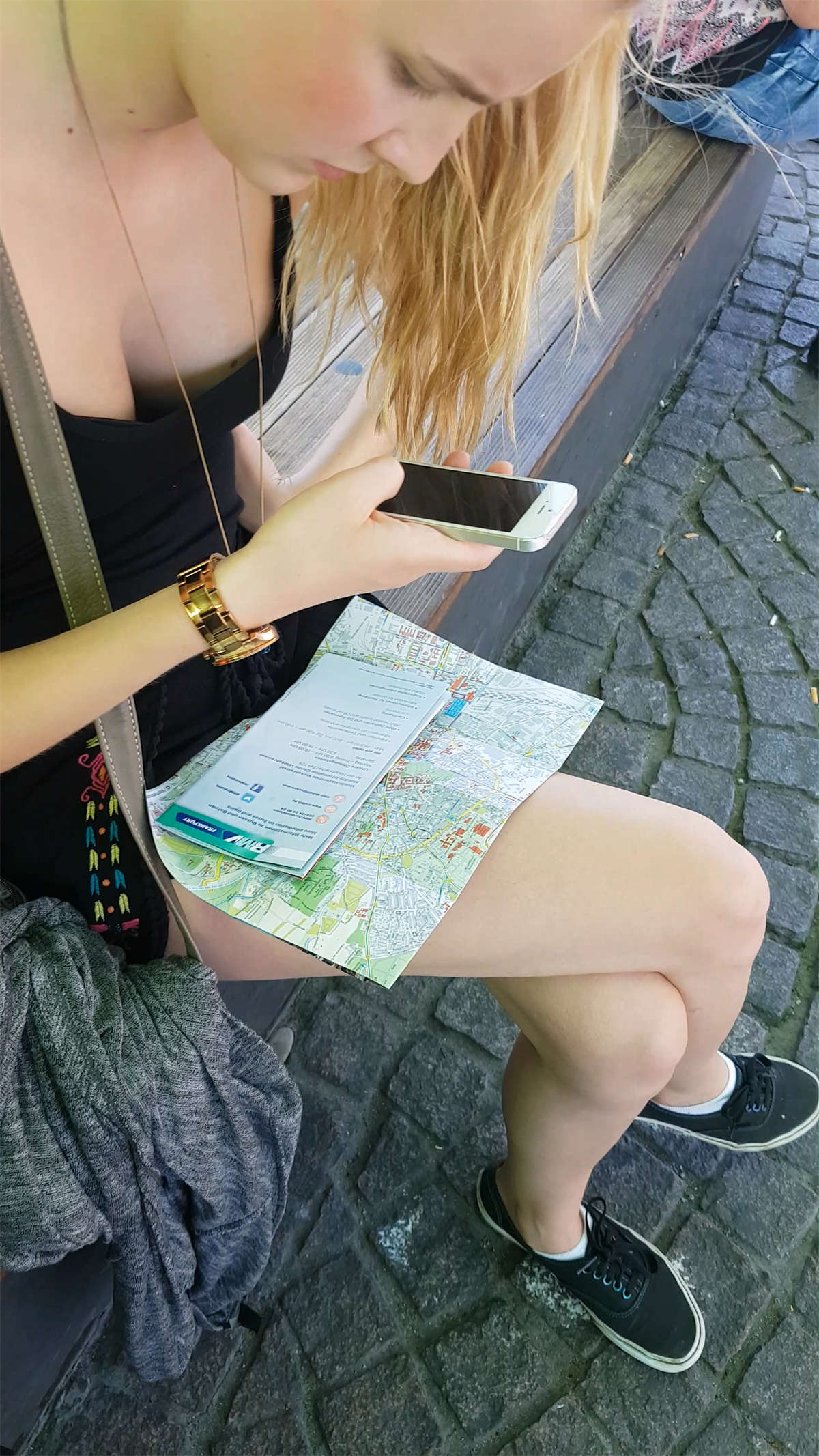 图片[2]-丰满暴露俄罗斯美女在等车-日更街拍