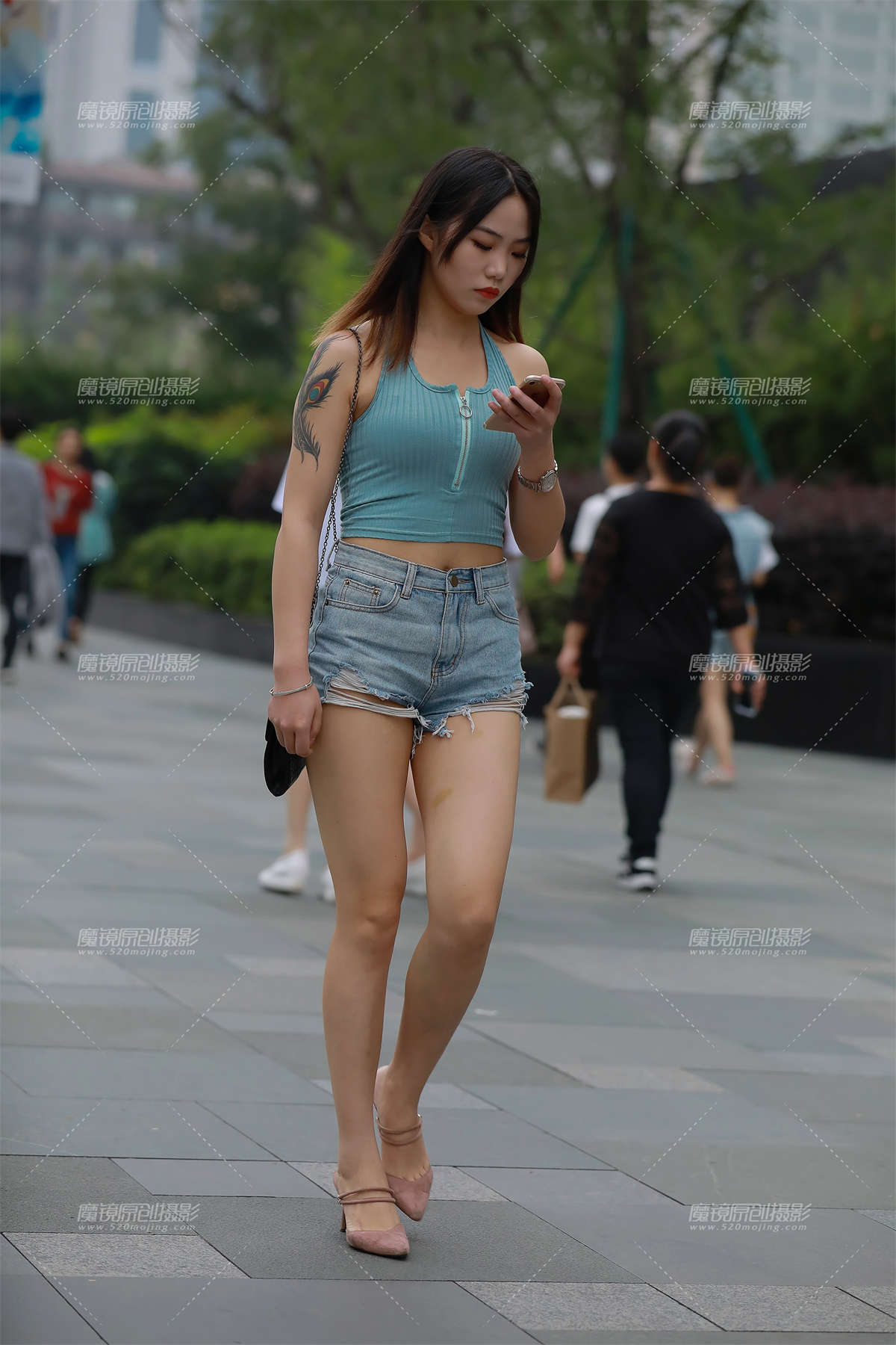 小背心，热裤大长腿-日更街拍