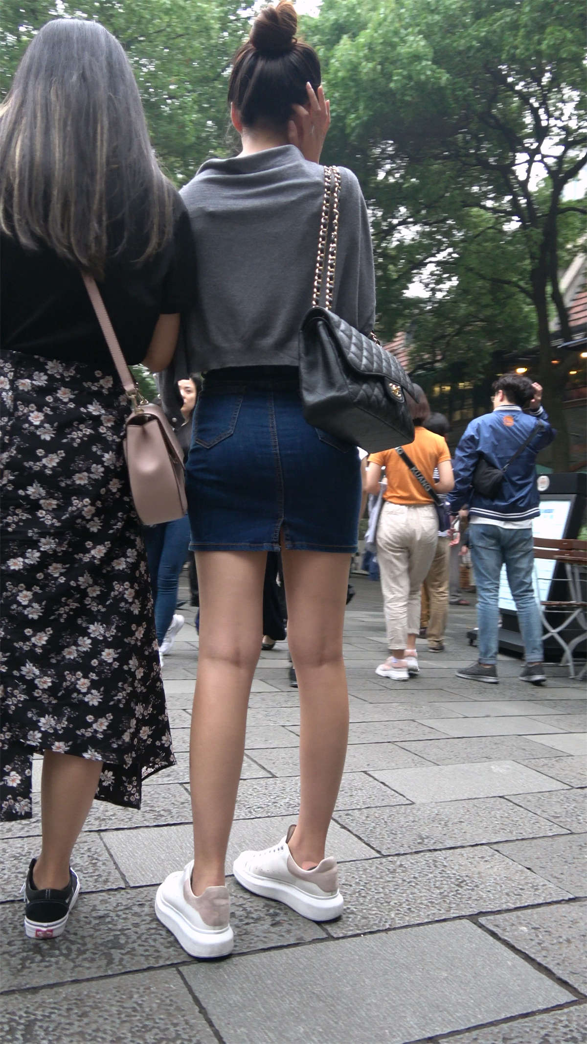 街拍丸子头紧身牛仔裙有范的美女姐姐-日更街拍